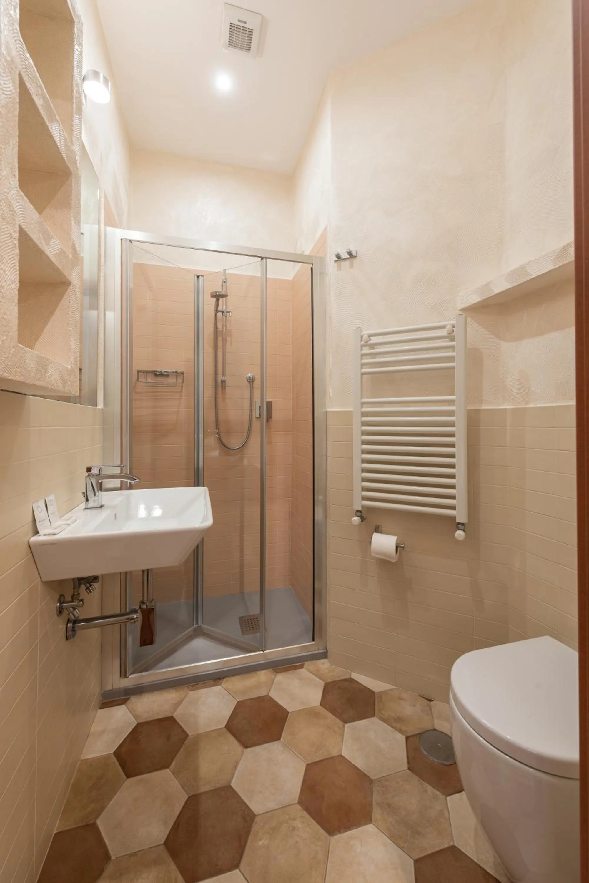 Shower in Top Floor Colosseo Guesthouse