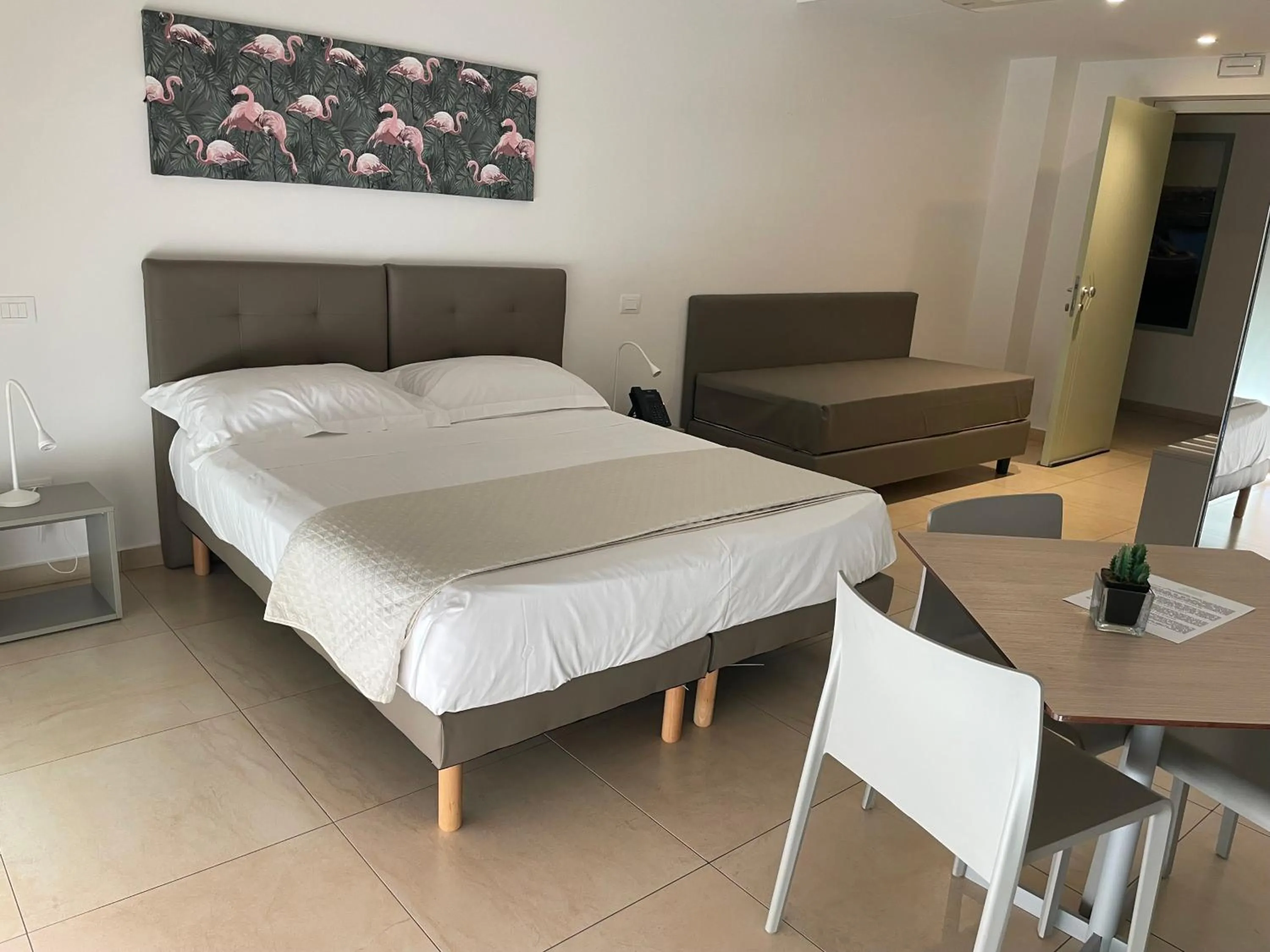 Seating area, Bed in Zeus Hotel - Aparthotel - Meeting & Congress