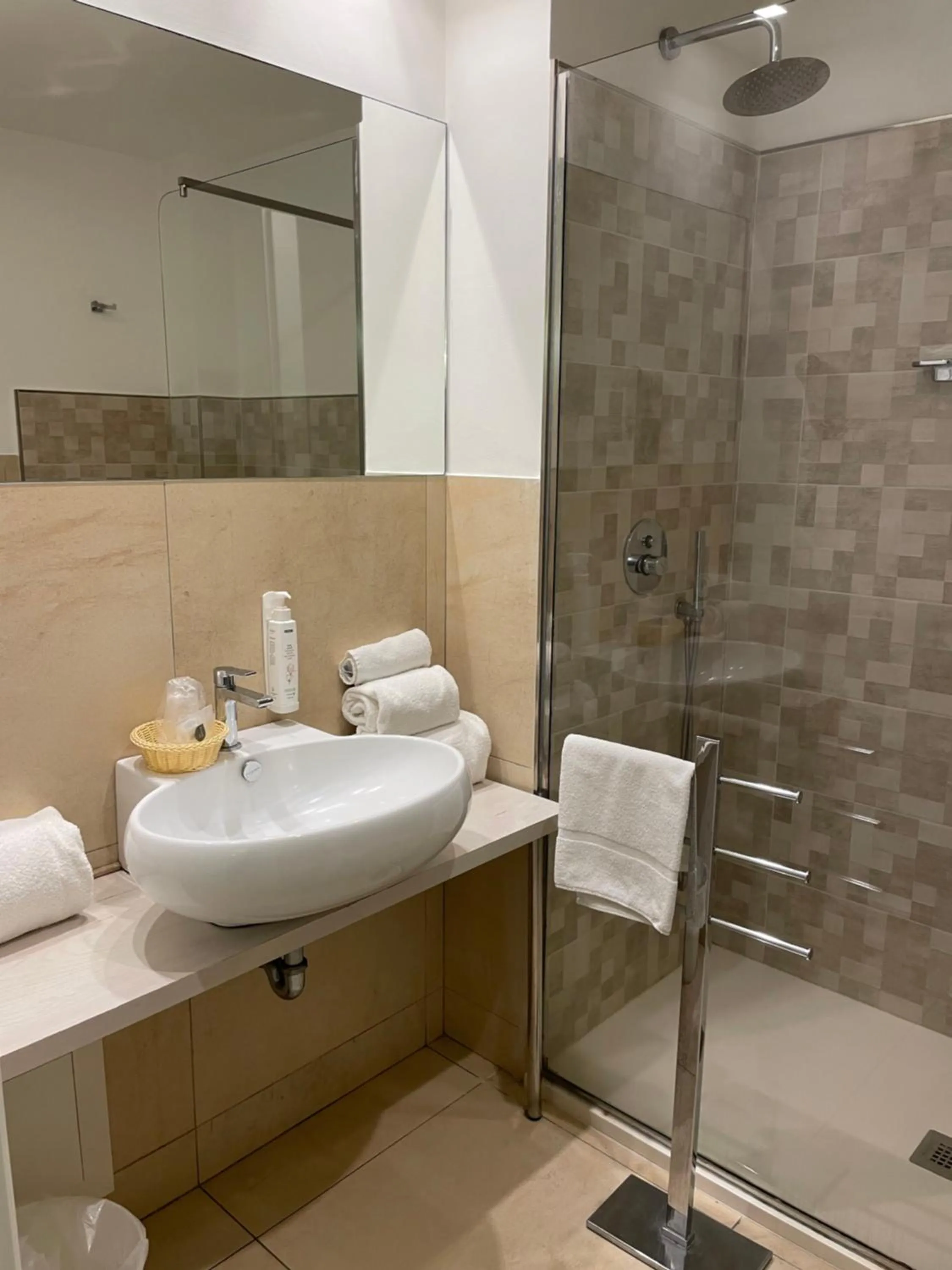 Shower in Zeus Hotel - Aparthotel - Meeting & Congress