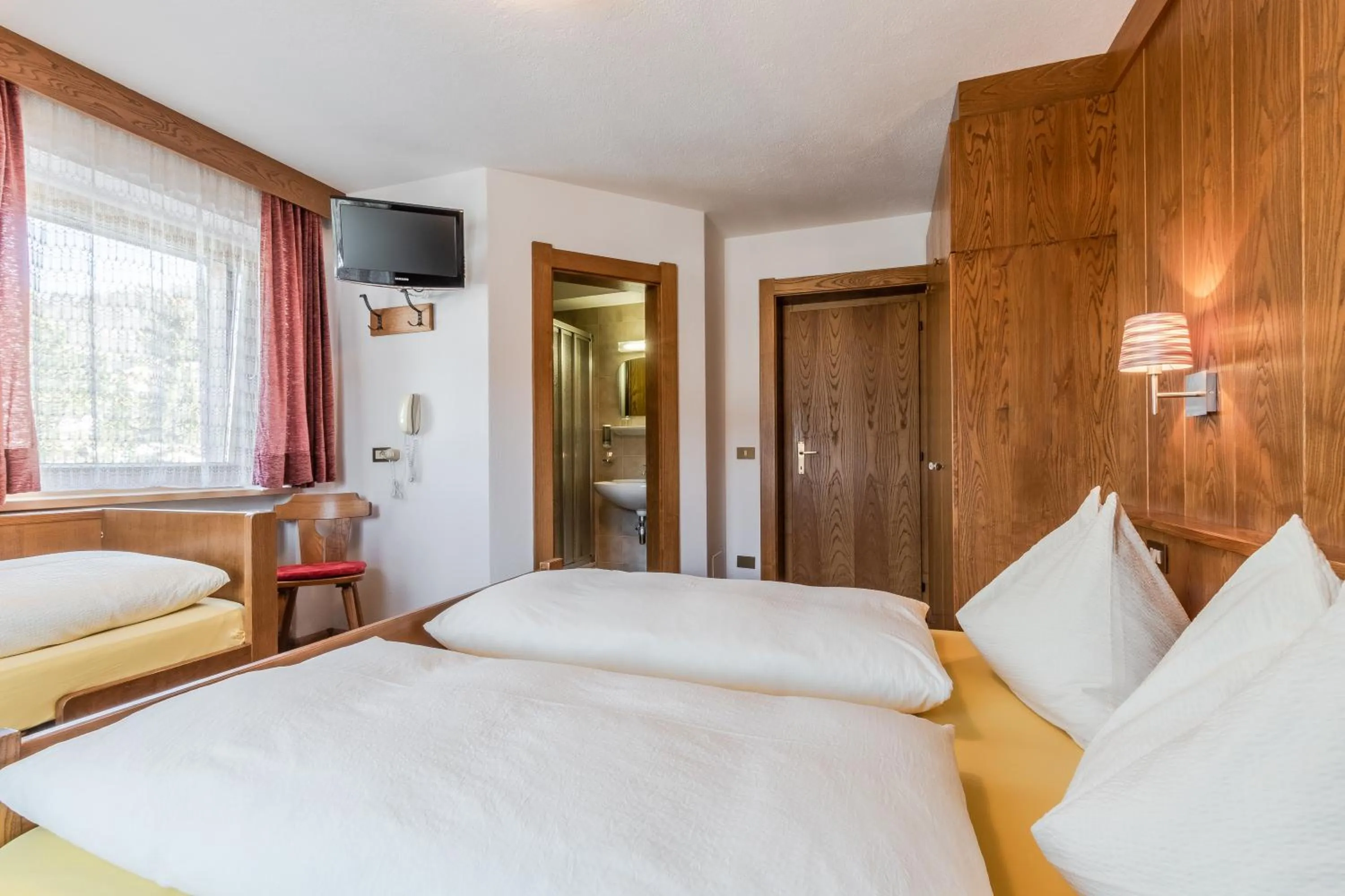 Photo of the whole room, Bed in Garni Baita