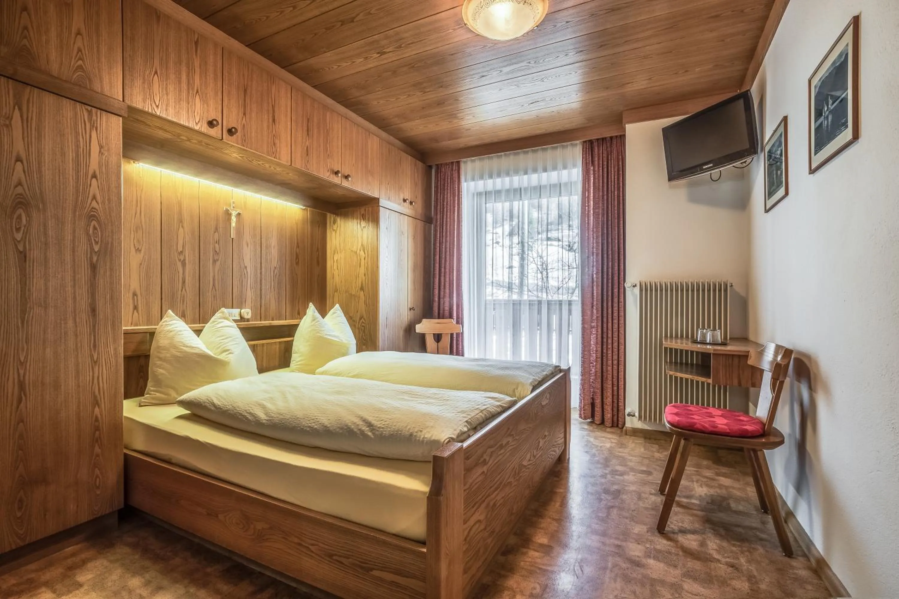 Photo of the whole room, Bed in Garni Baita