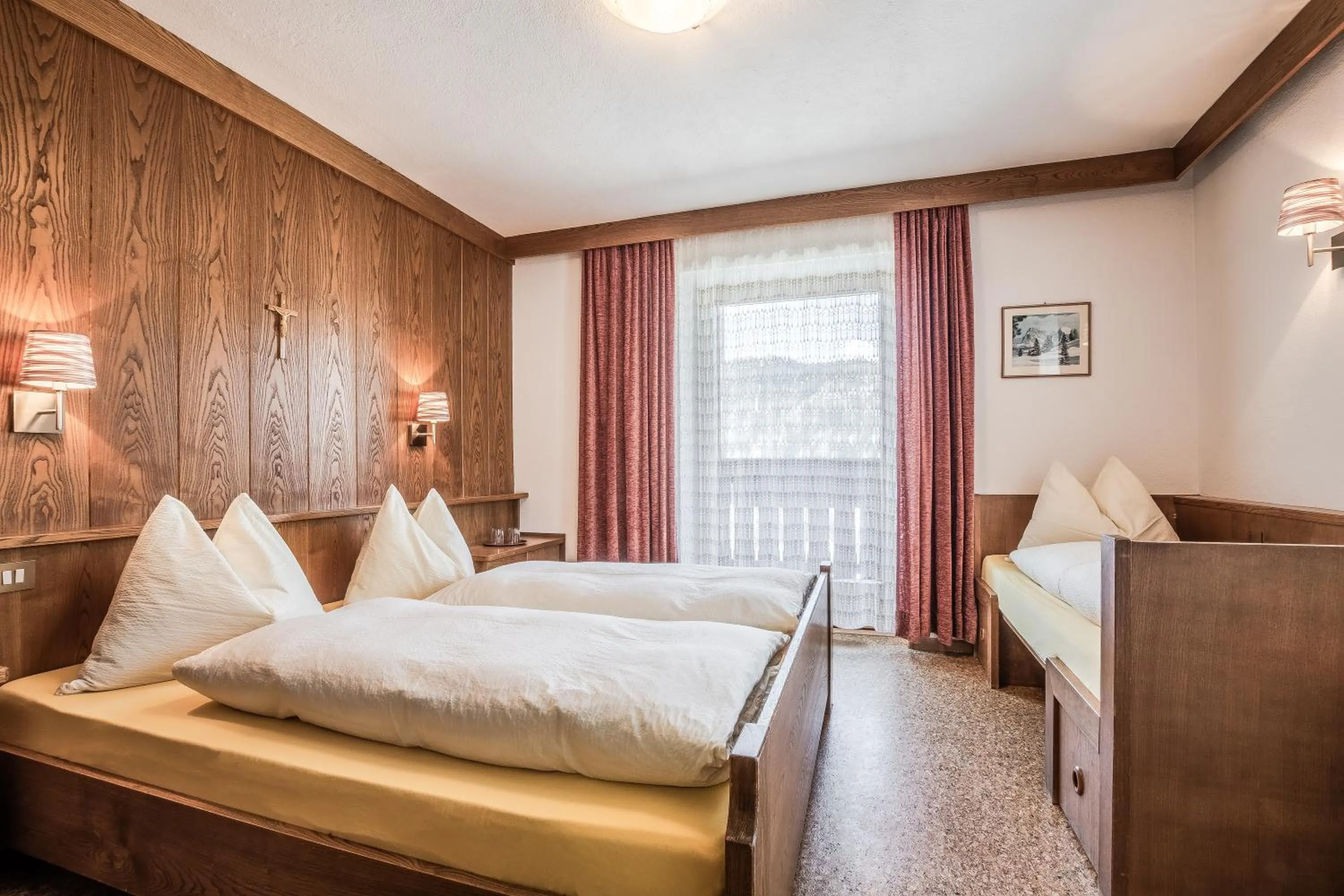 Photo of the whole room, Bed in Garni Baita