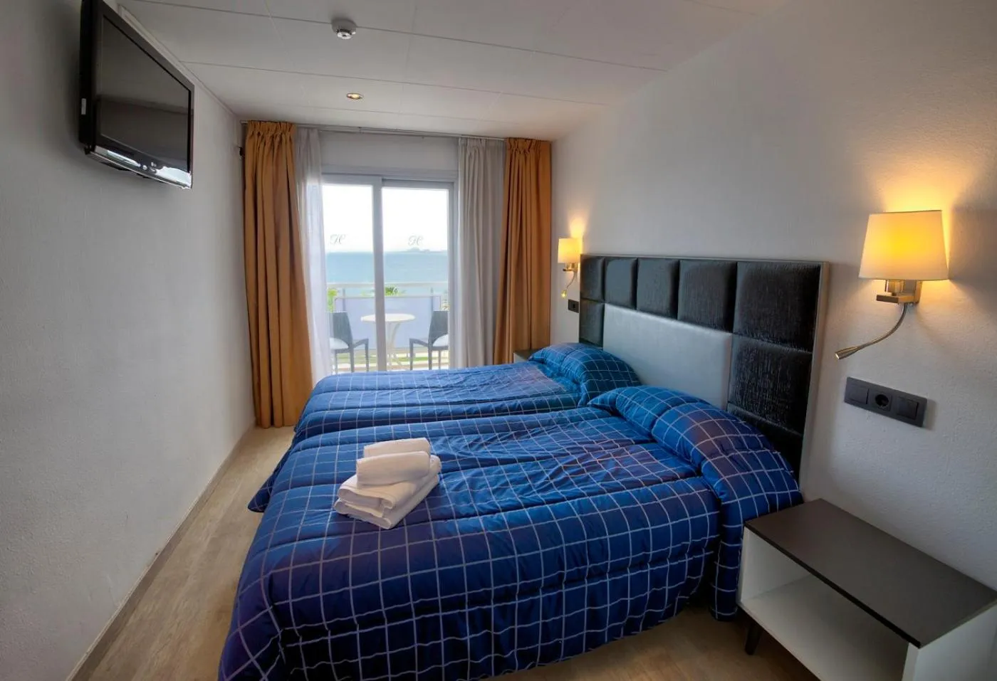 Property building, Bed in Hotel Vela