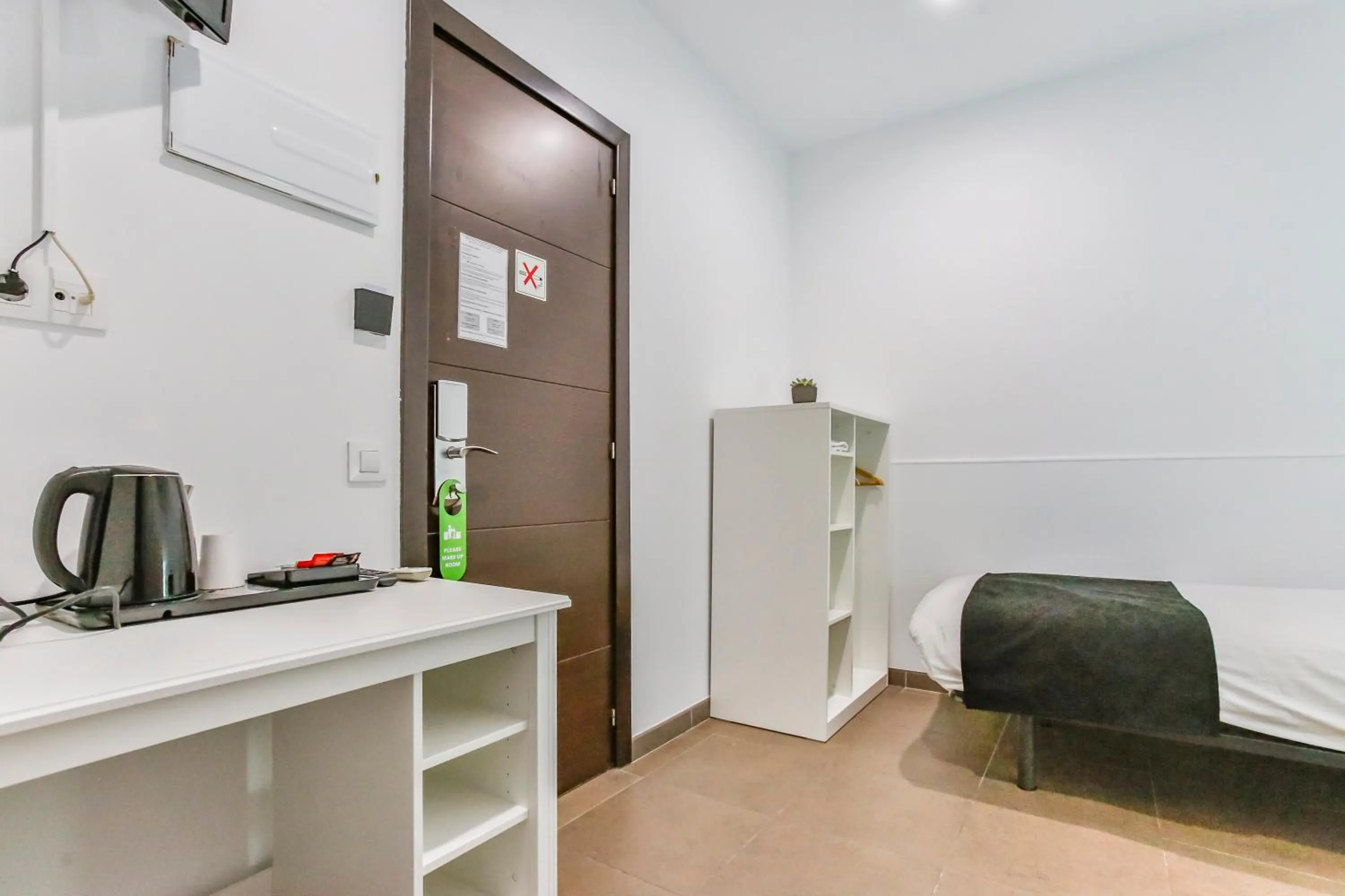 Bed in Laramond Barcelona Rooms