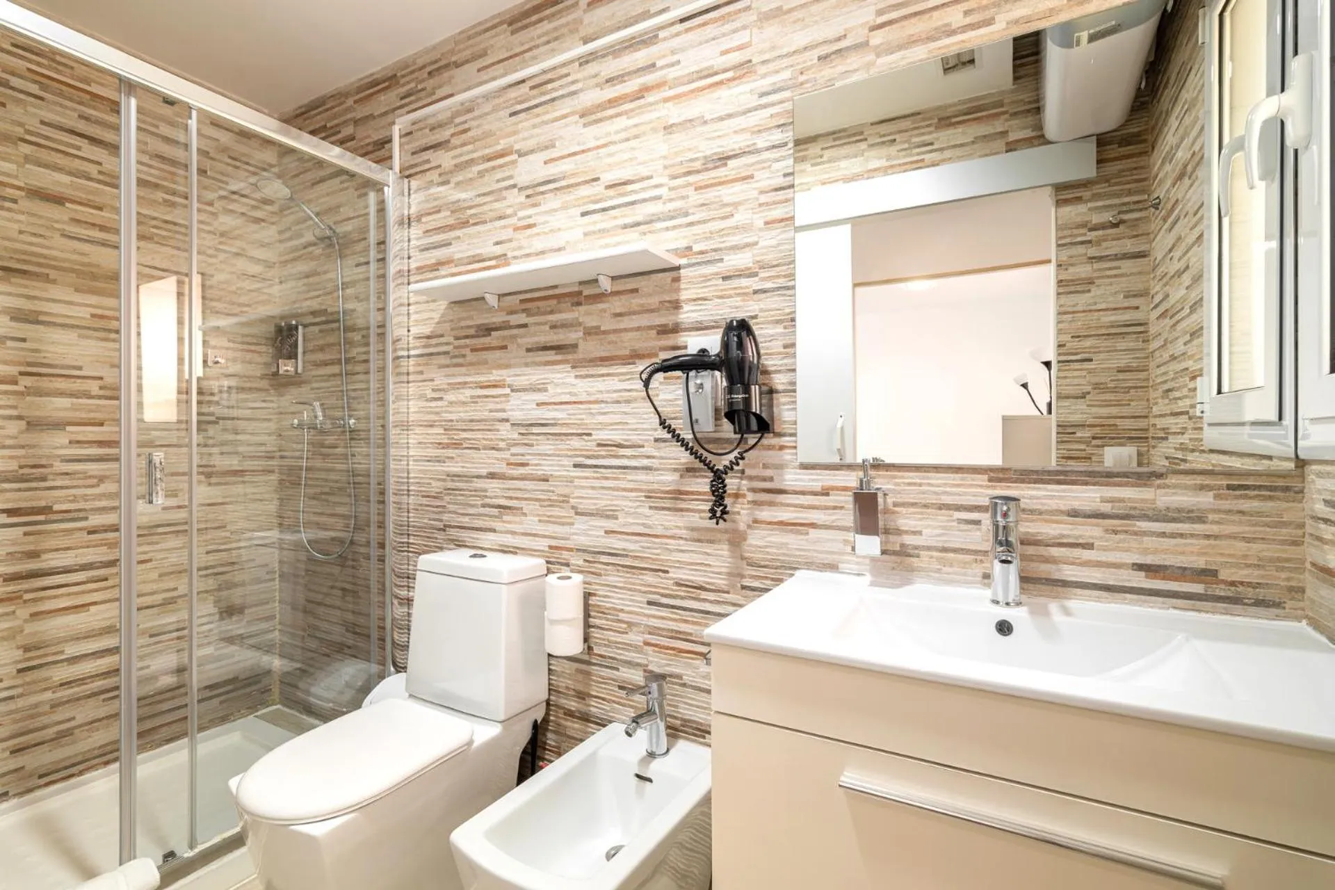 Shower in Laramond Barcelona Rooms