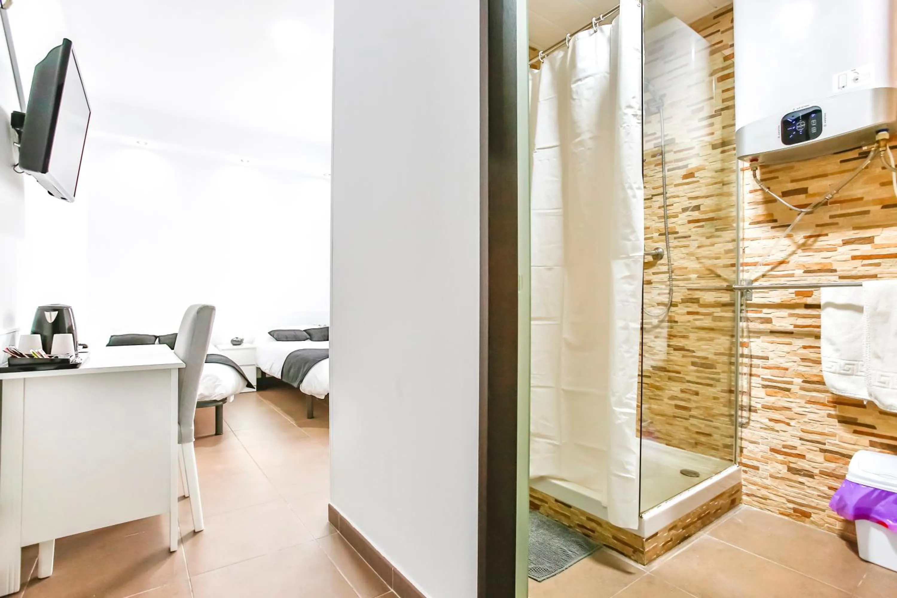 Bed in Laramond Barcelona Rooms