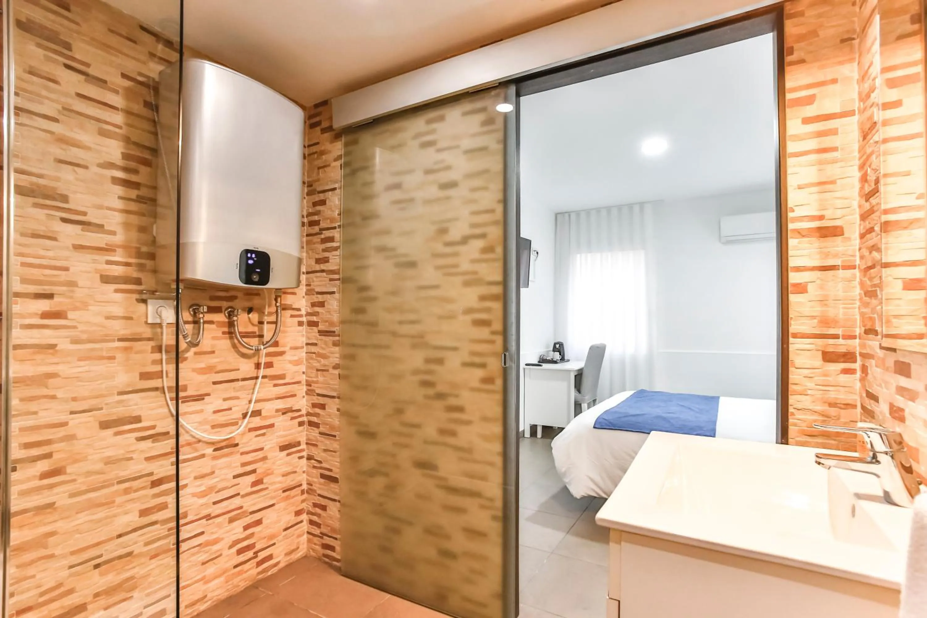 Bathroom in Laramond Barcelona Rooms