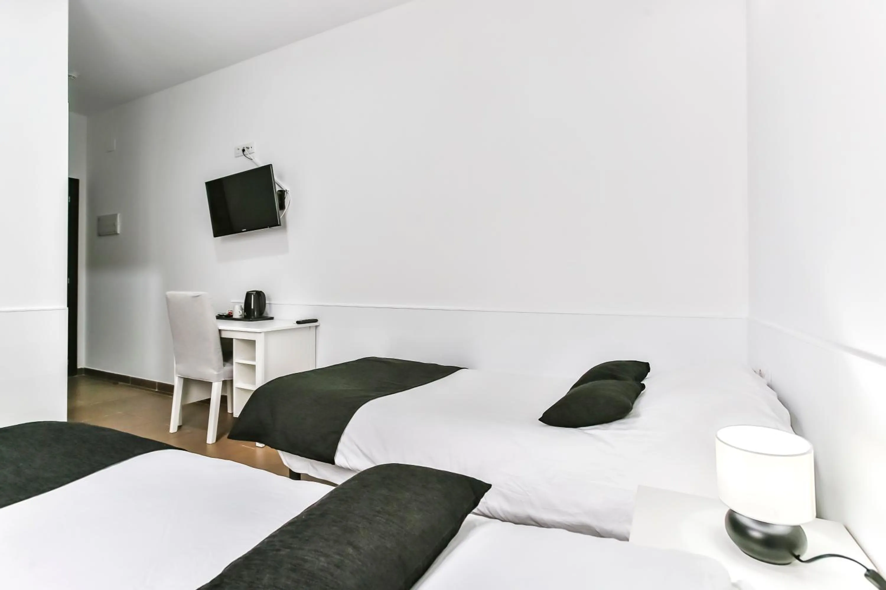 Bed in Laramond Barcelona Rooms