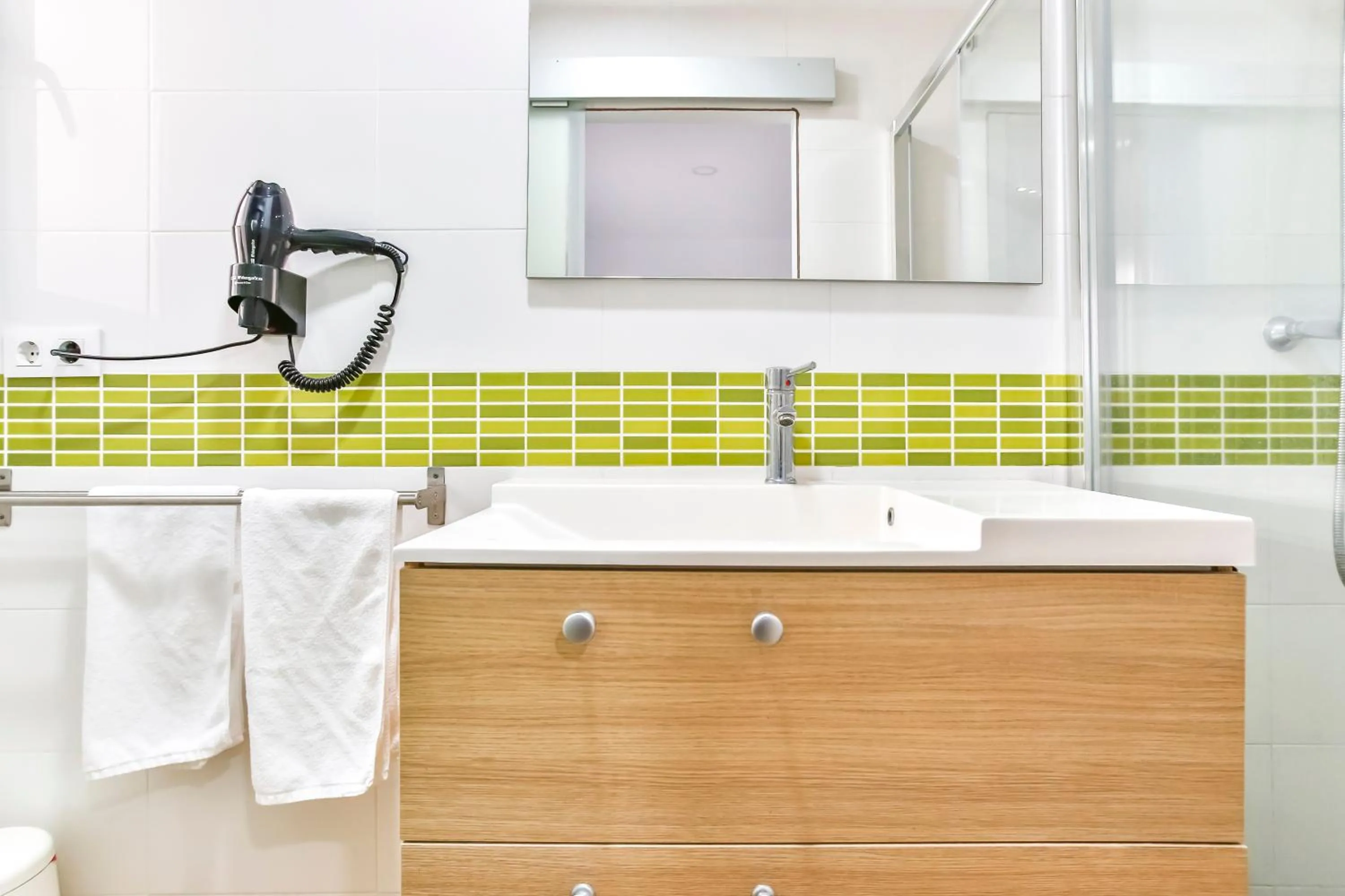 Shower in Laramond Barcelona Rooms