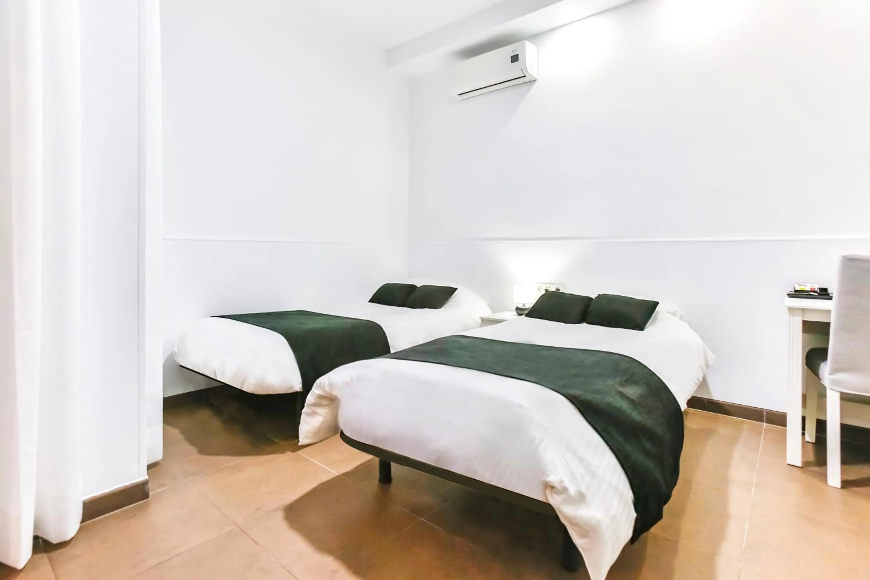 Bed in Laramond Barcelona Rooms