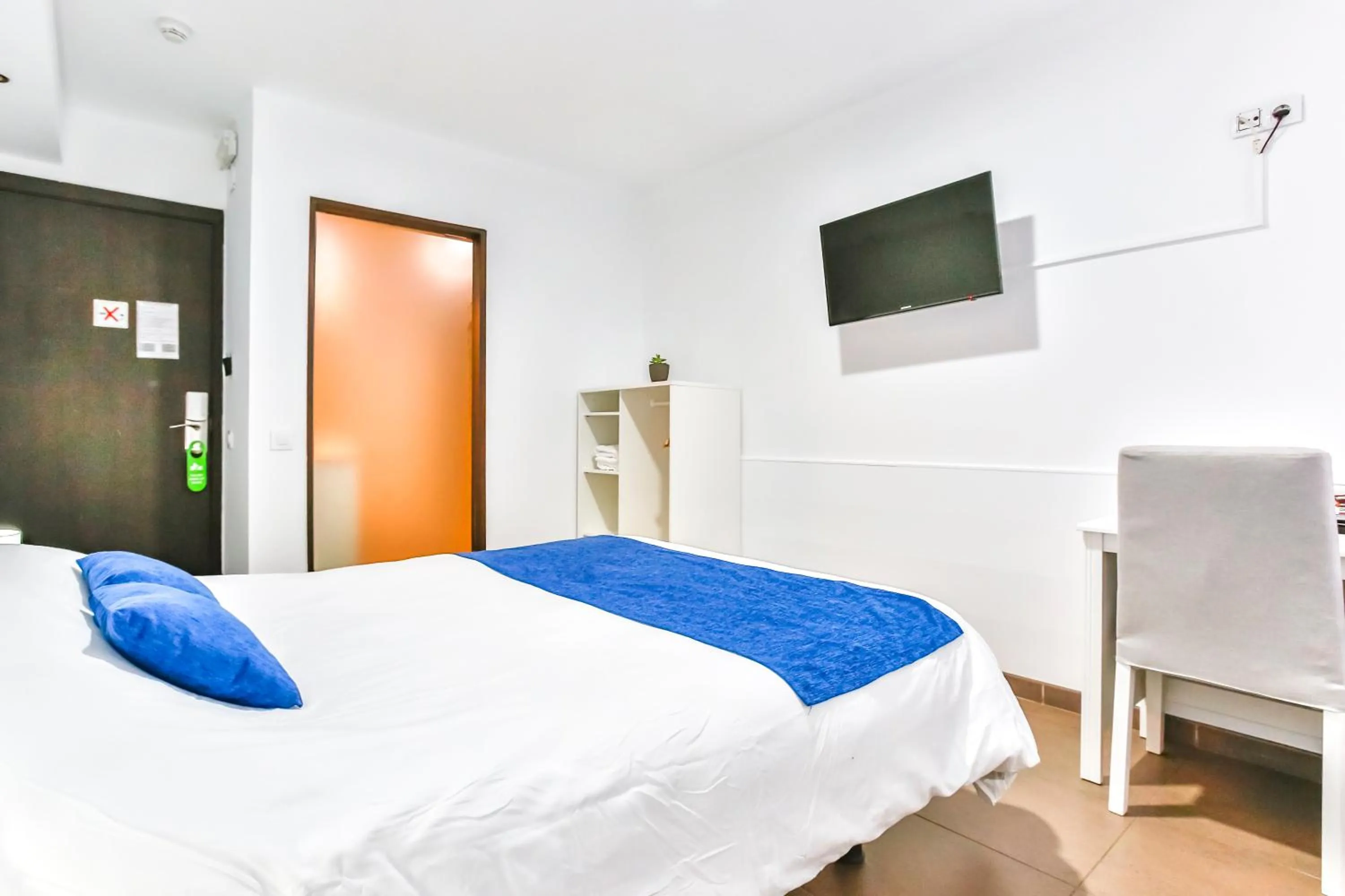 Bed in Laramond Barcelona Rooms