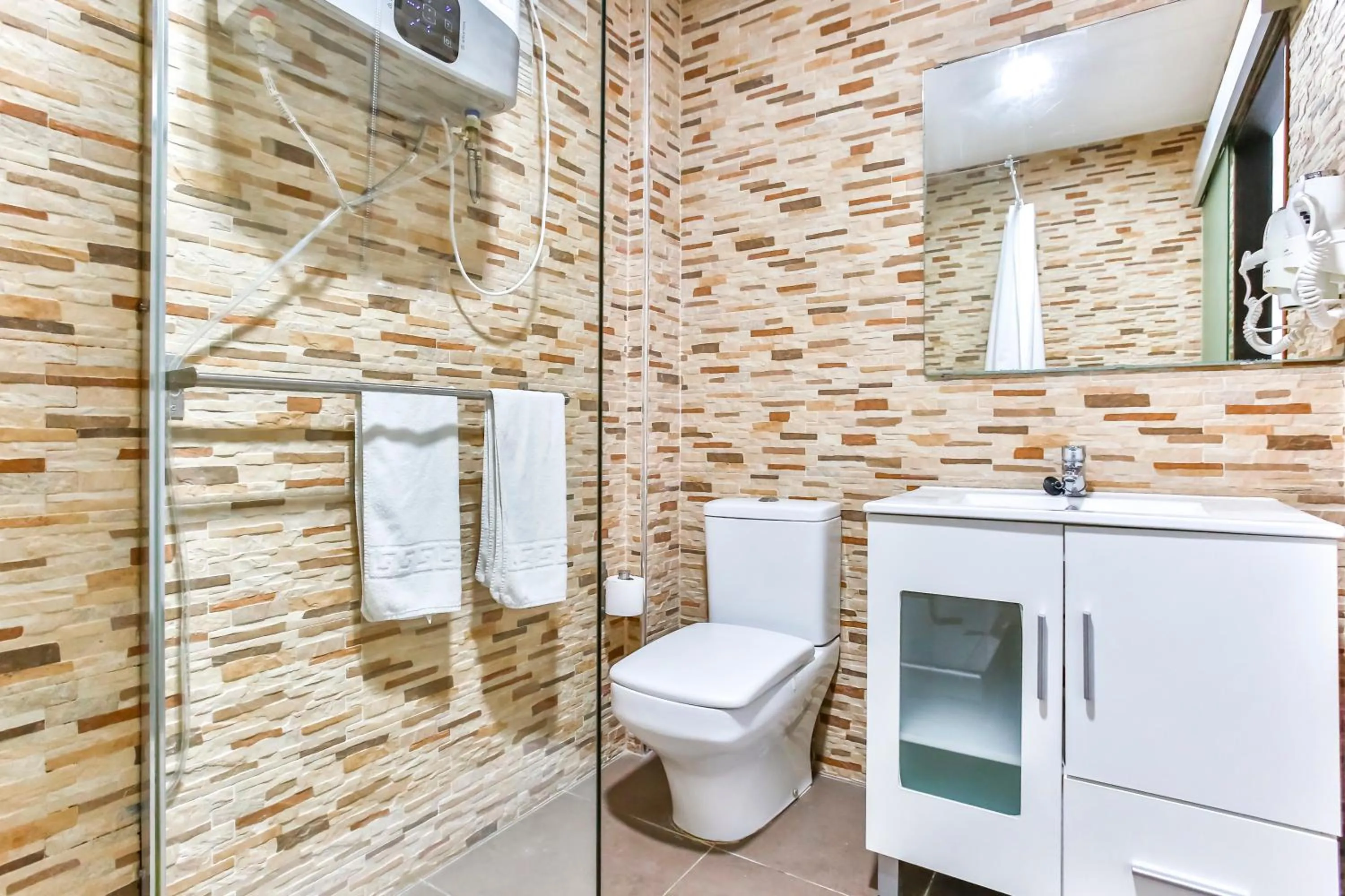 Shower in Laramond Barcelona Rooms