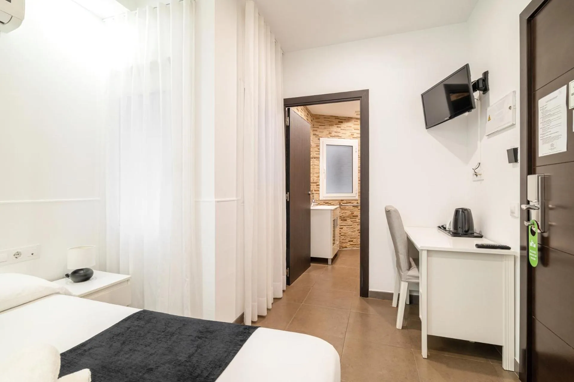 Bed in Laramond Barcelona Rooms