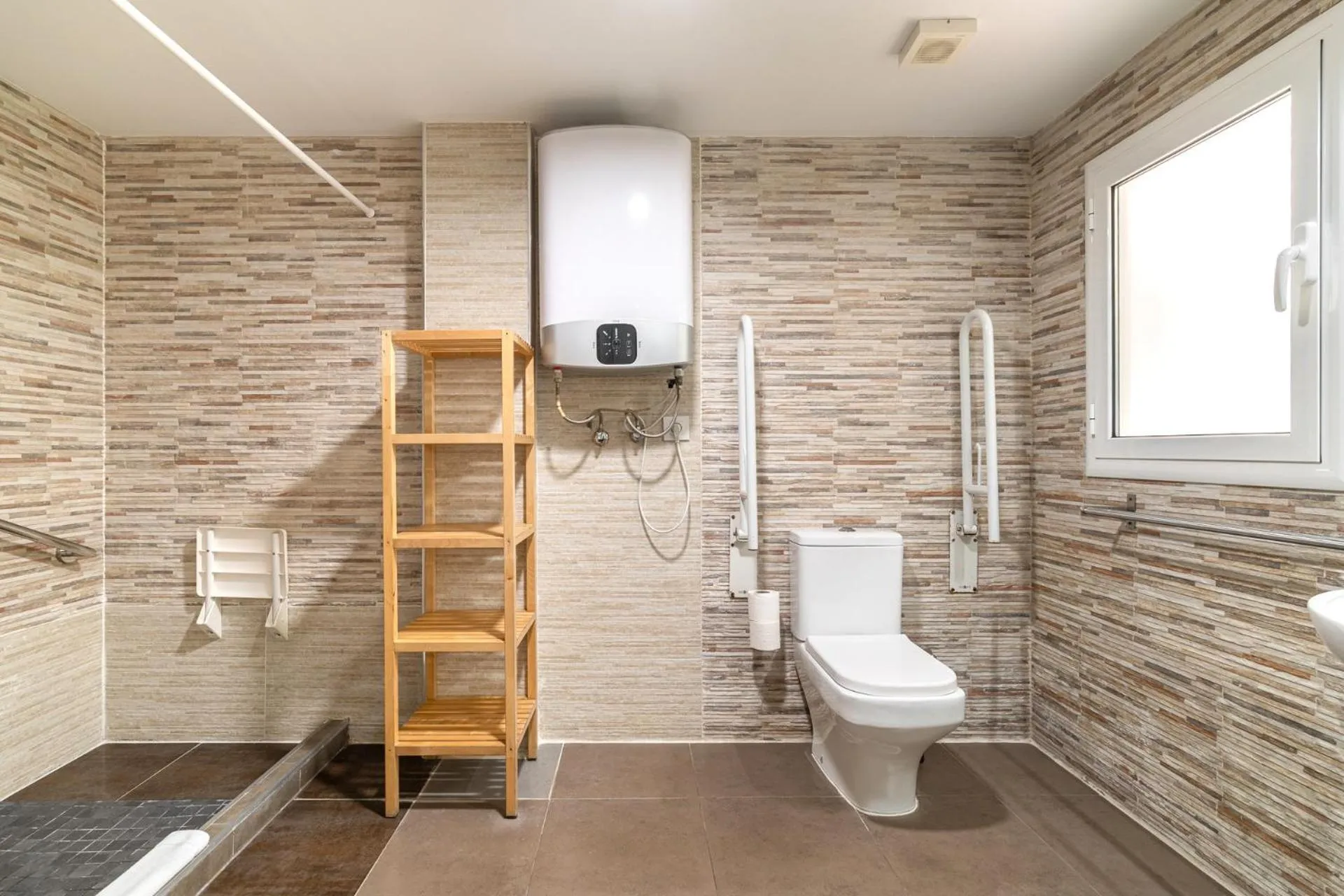 Shower in Laramond Barcelona Rooms