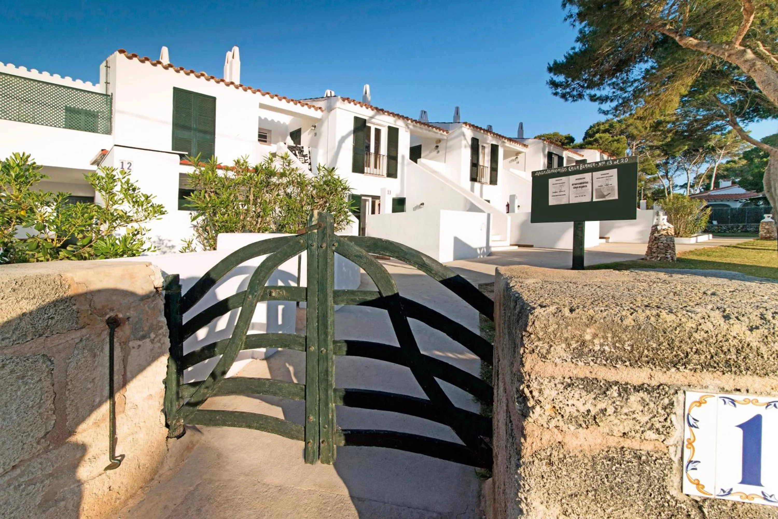 Property building in Apartamentos Cala Blanca