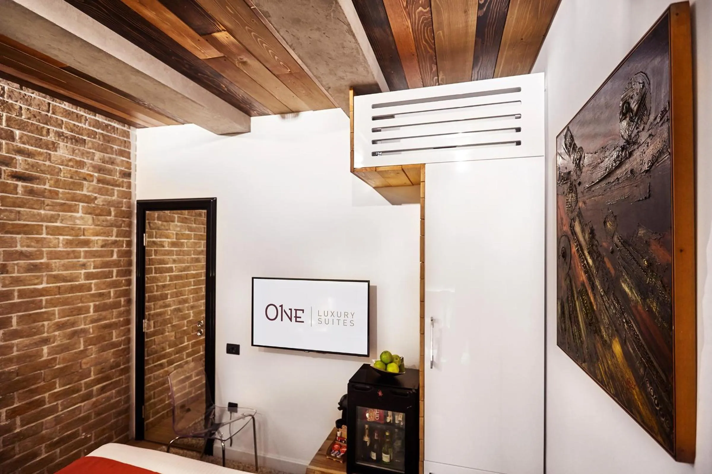 Photo of the whole room in One Luxury Suites