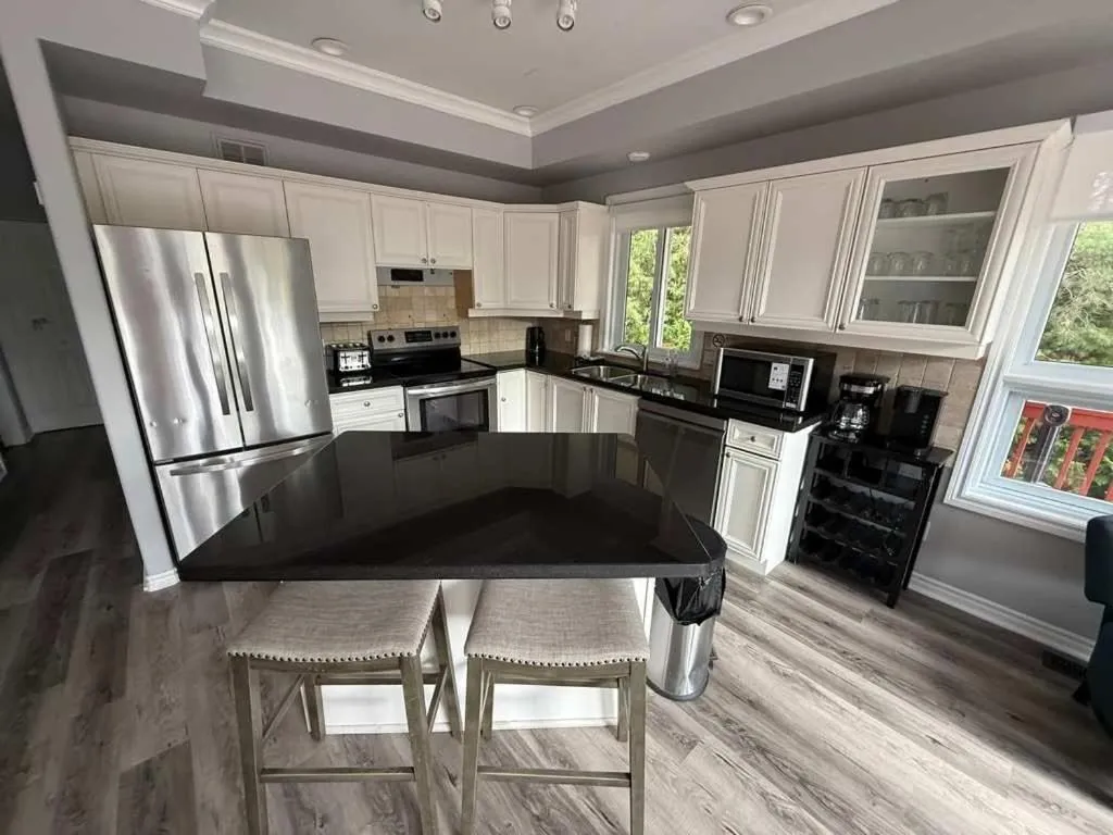 5 Bedrooms, Mountain Views, Steps from Blue Mountain Village, Hot Tub, BBQ