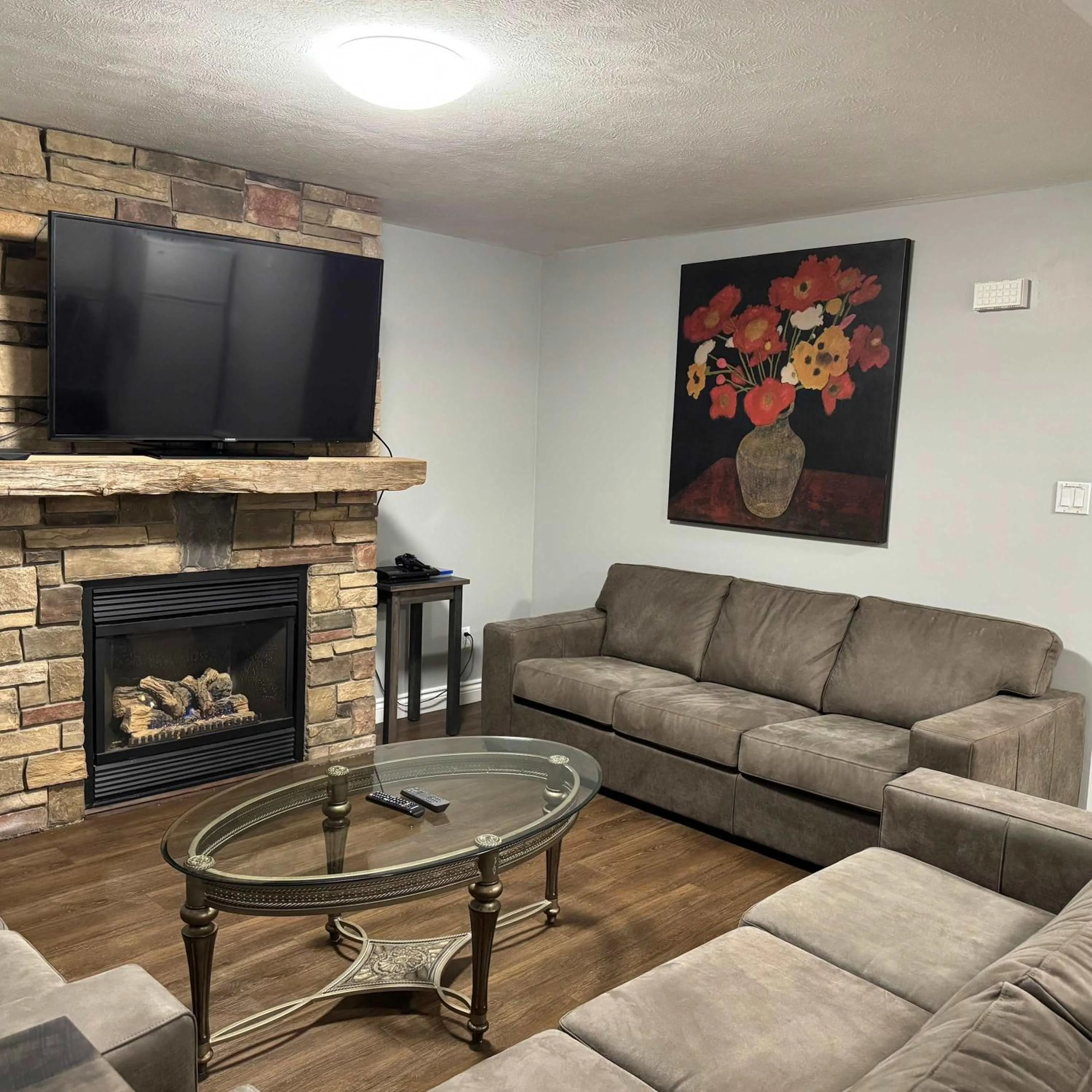 5 Bedrooms, Mountain Views, Steps from Blue Mountain Village, Hot Tub, BBQ