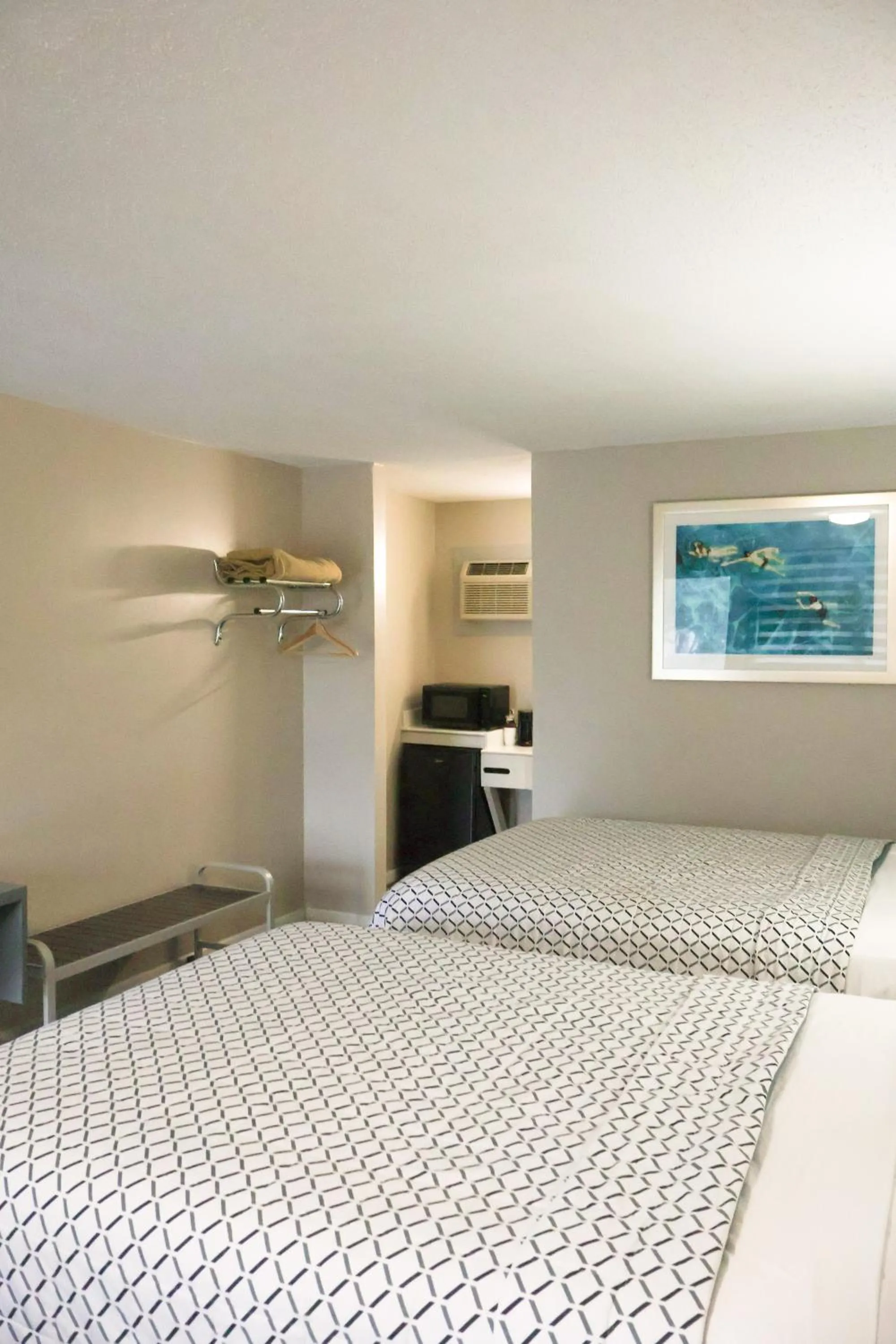 Bed in Economy Inn Historic District