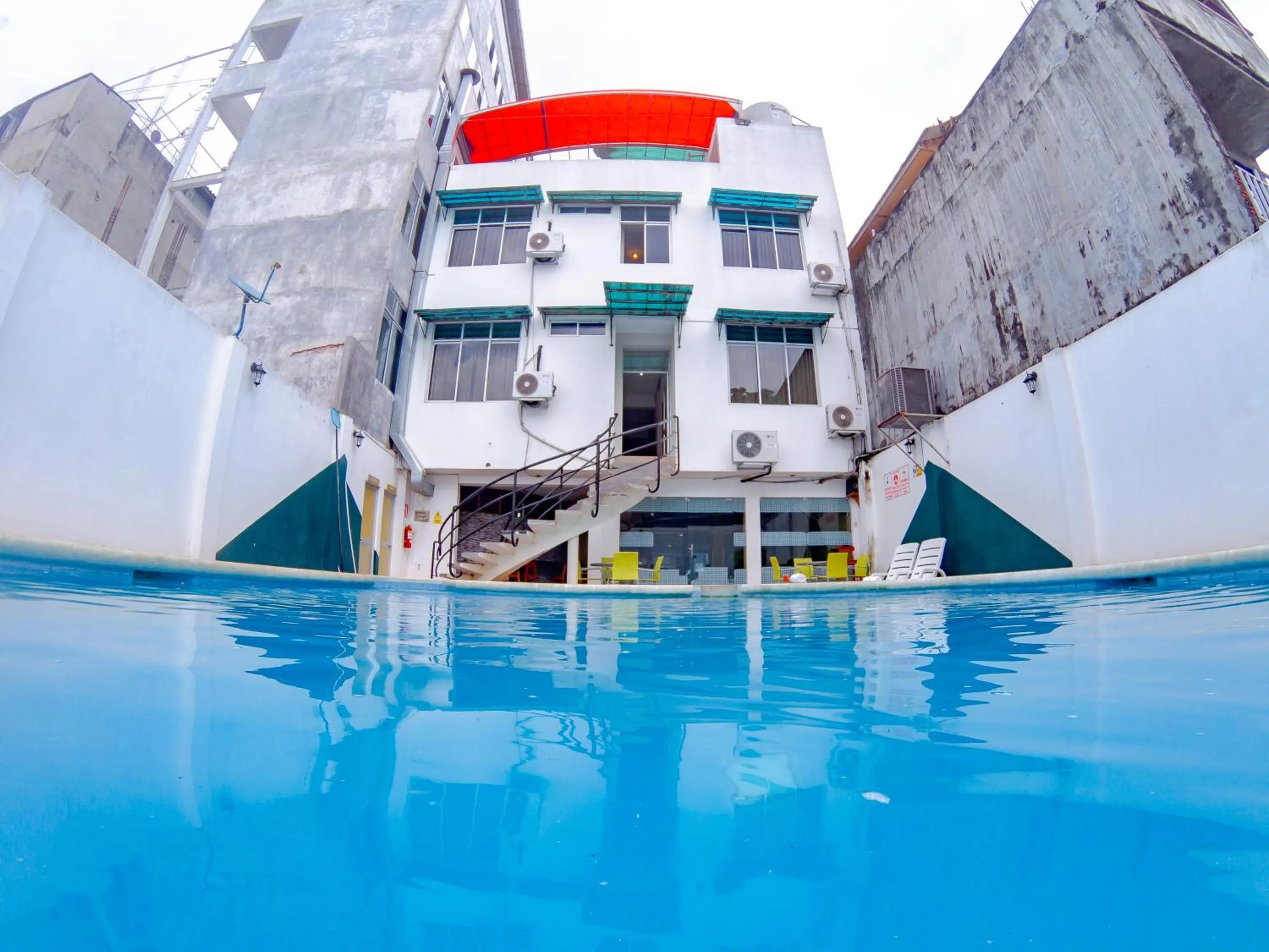 Swimming pool in Hotel Jhor Bush