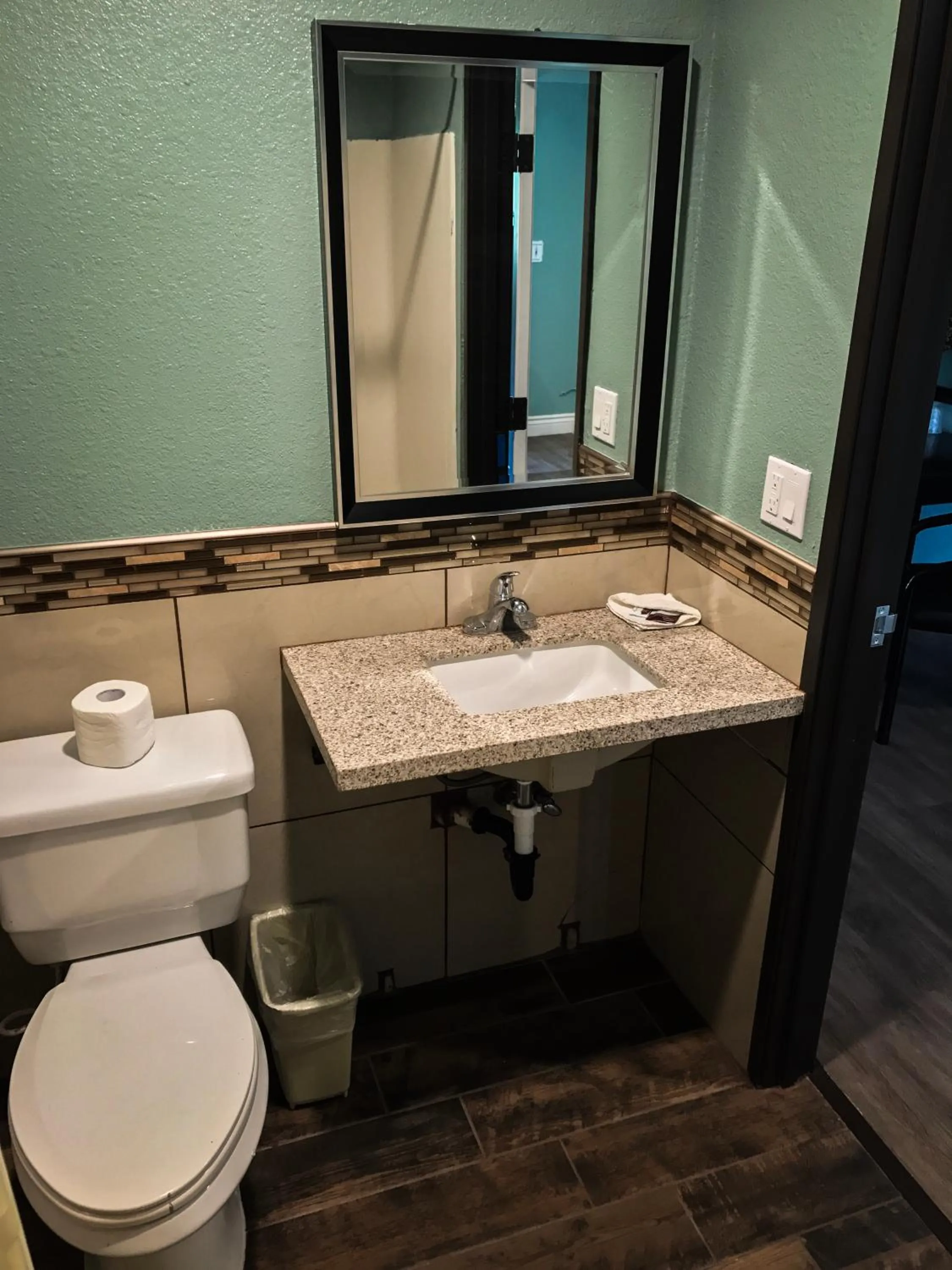 Bathroom in Highland Park Motel