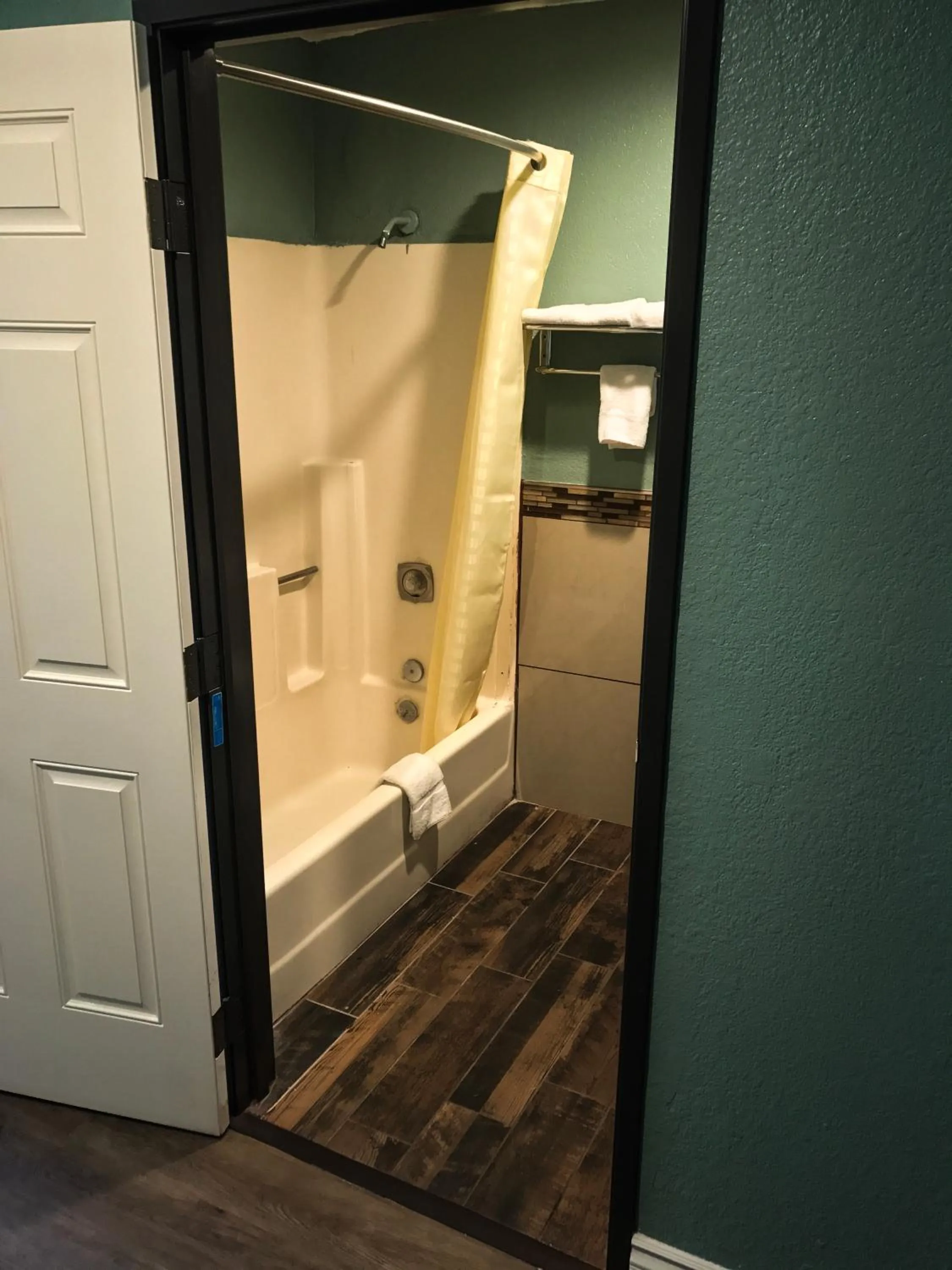 Bathroom in Highland Park Motel