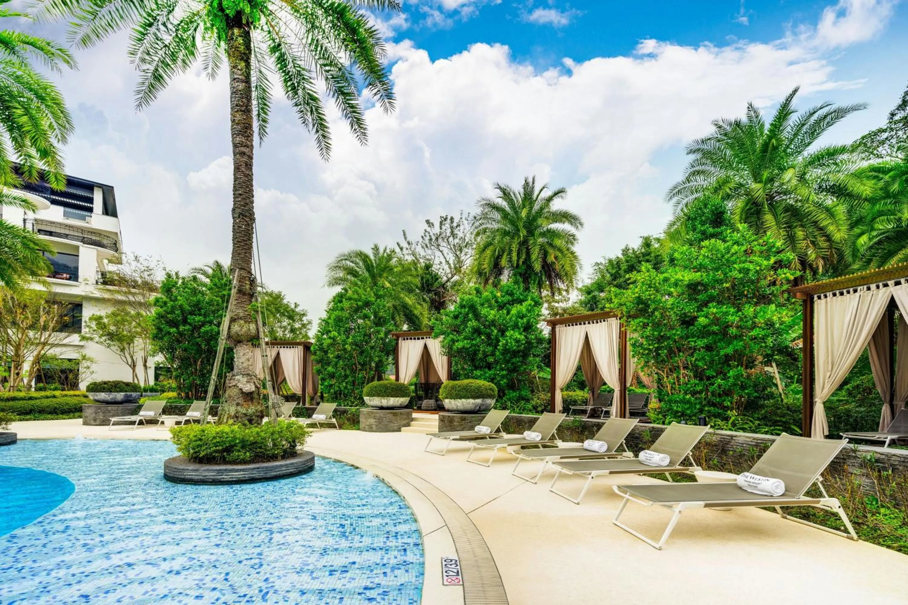 Swimming pool in The Westin Tashee Resort, Taoyuan