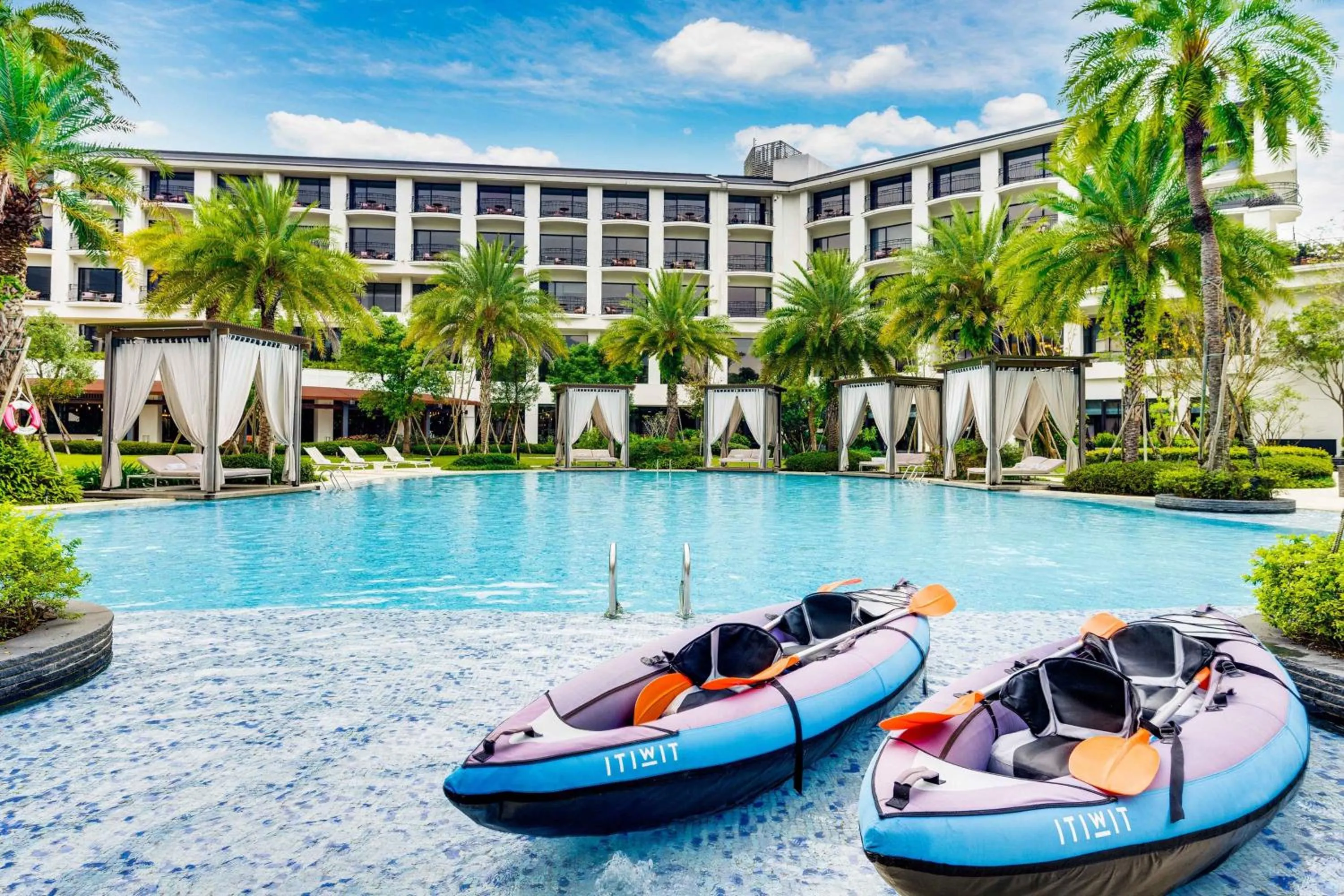 Swimming pool in The Westin Tashee Resort, Taoyuan