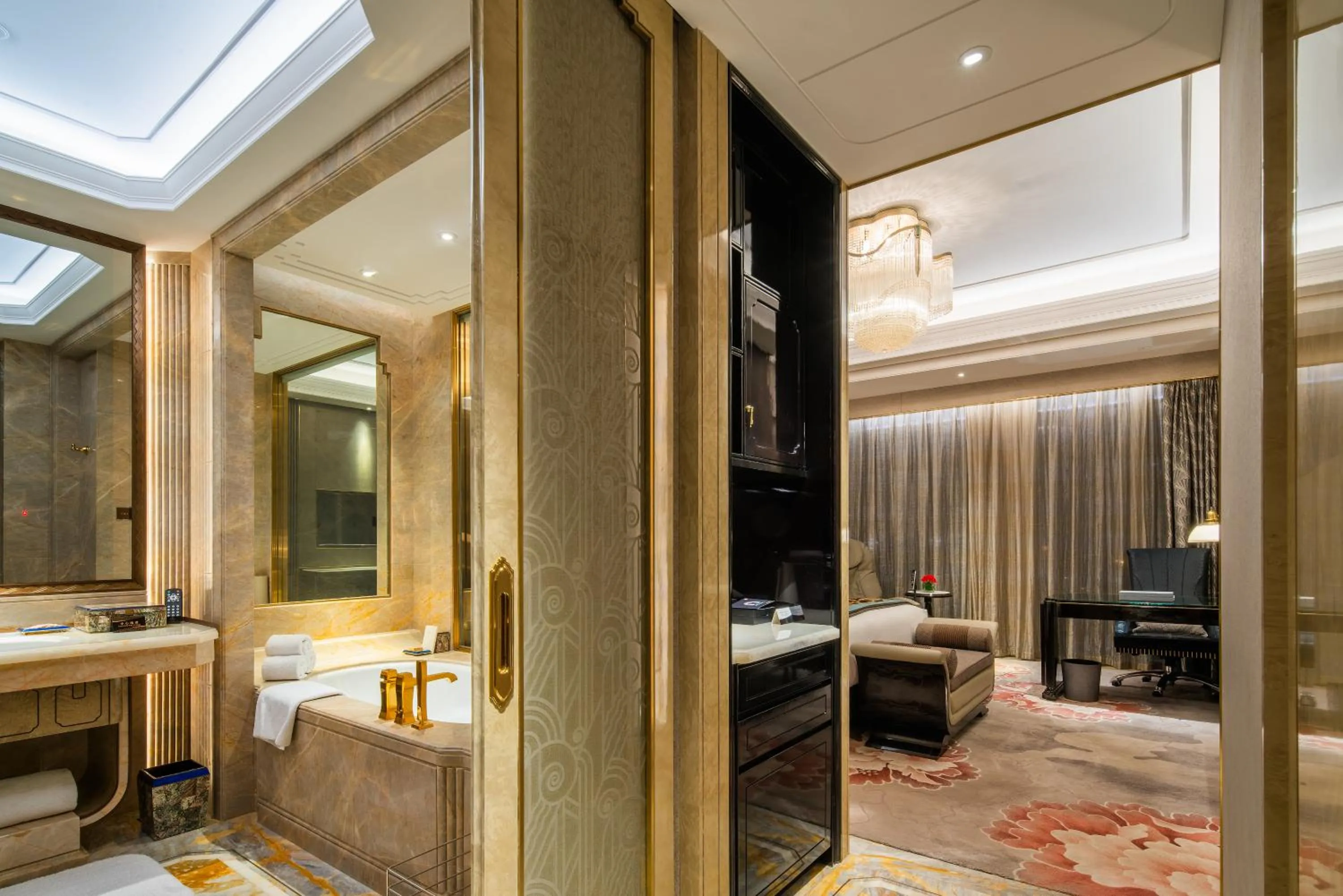 Toilet, Bed in Wanda Reign Chengdu