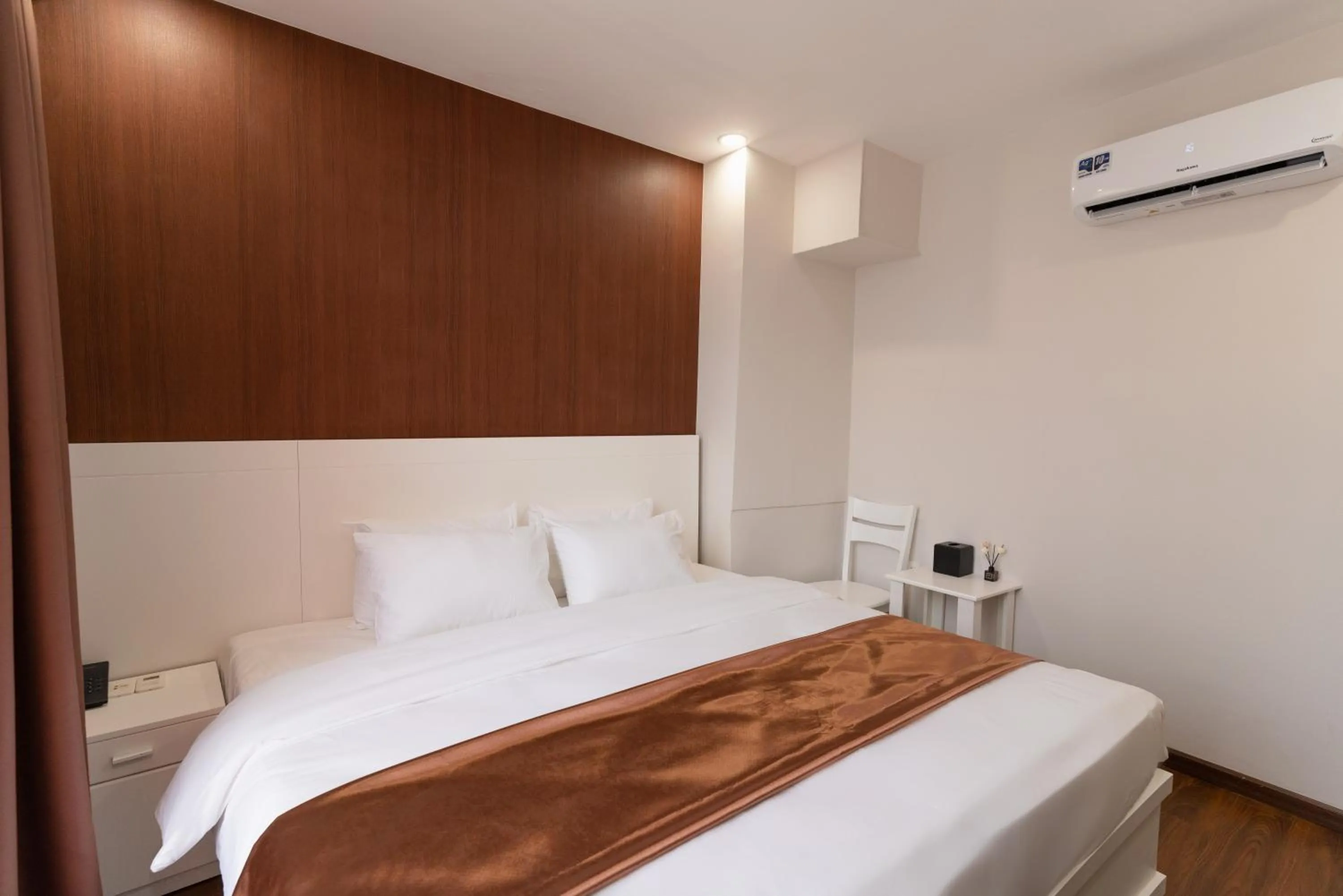 Bed in Queen Central Hotel - Ben Thanh Market