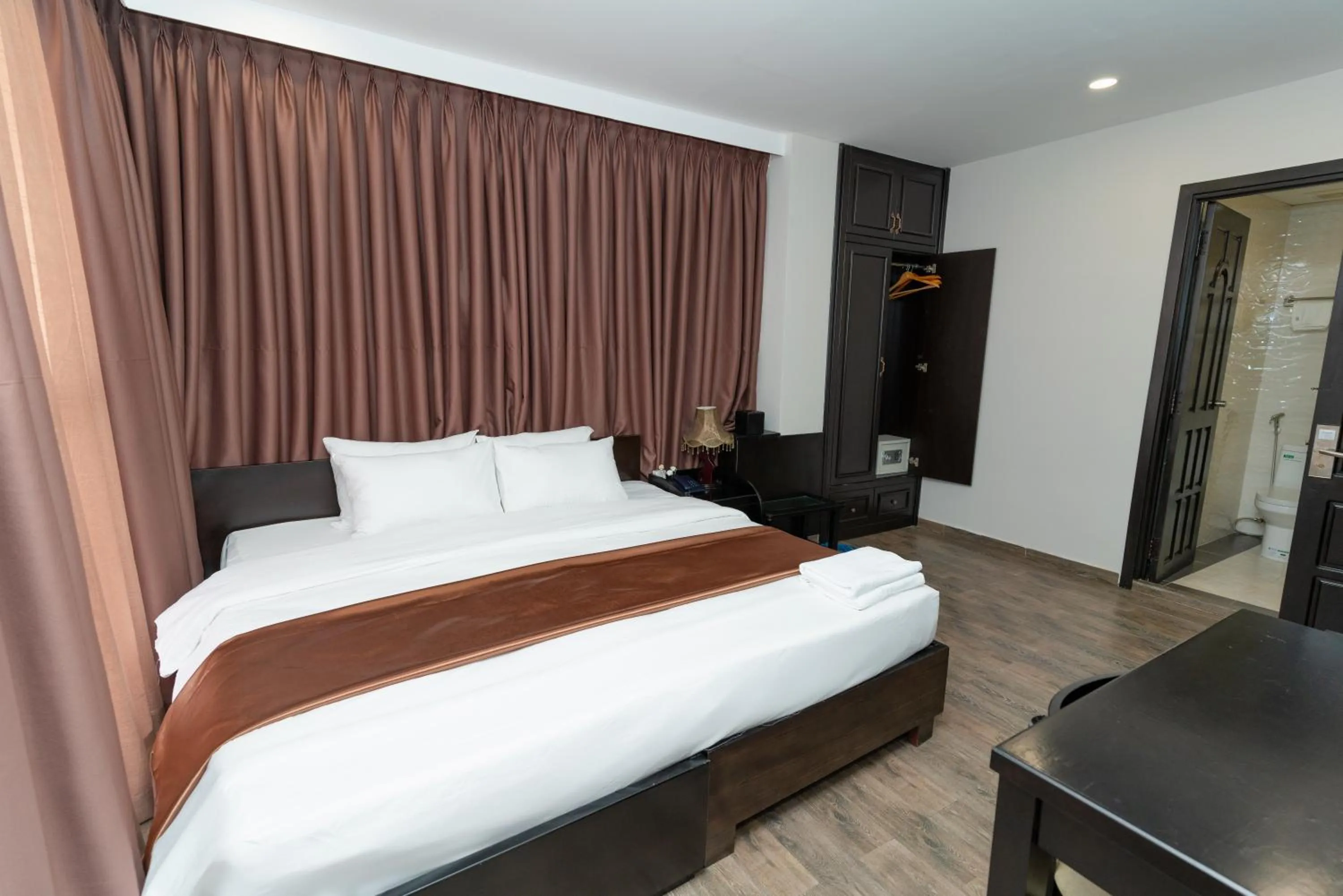 Bed in Queen Central Hotel - Ben Thanh Market