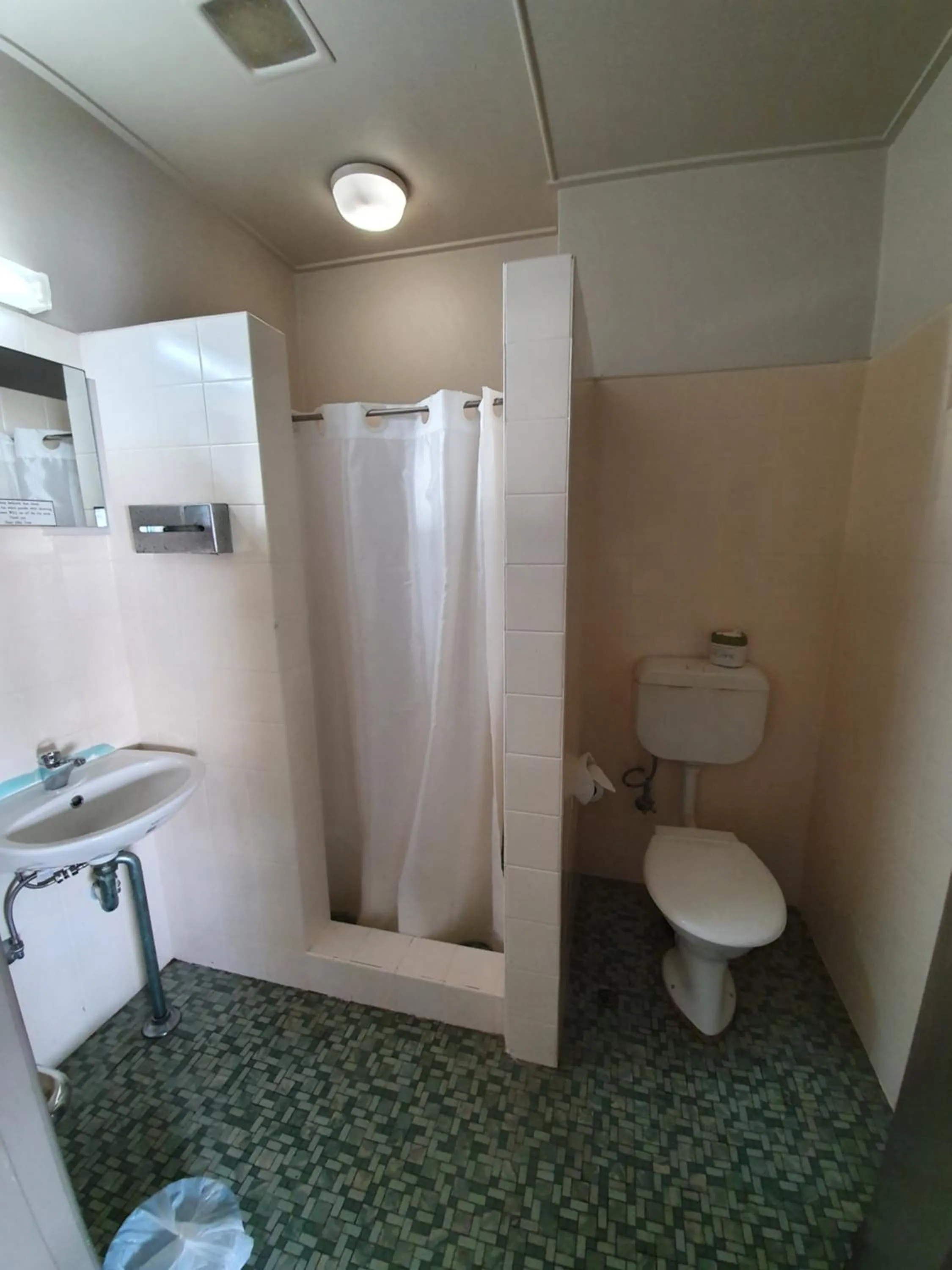 Shower in Hotel Allen