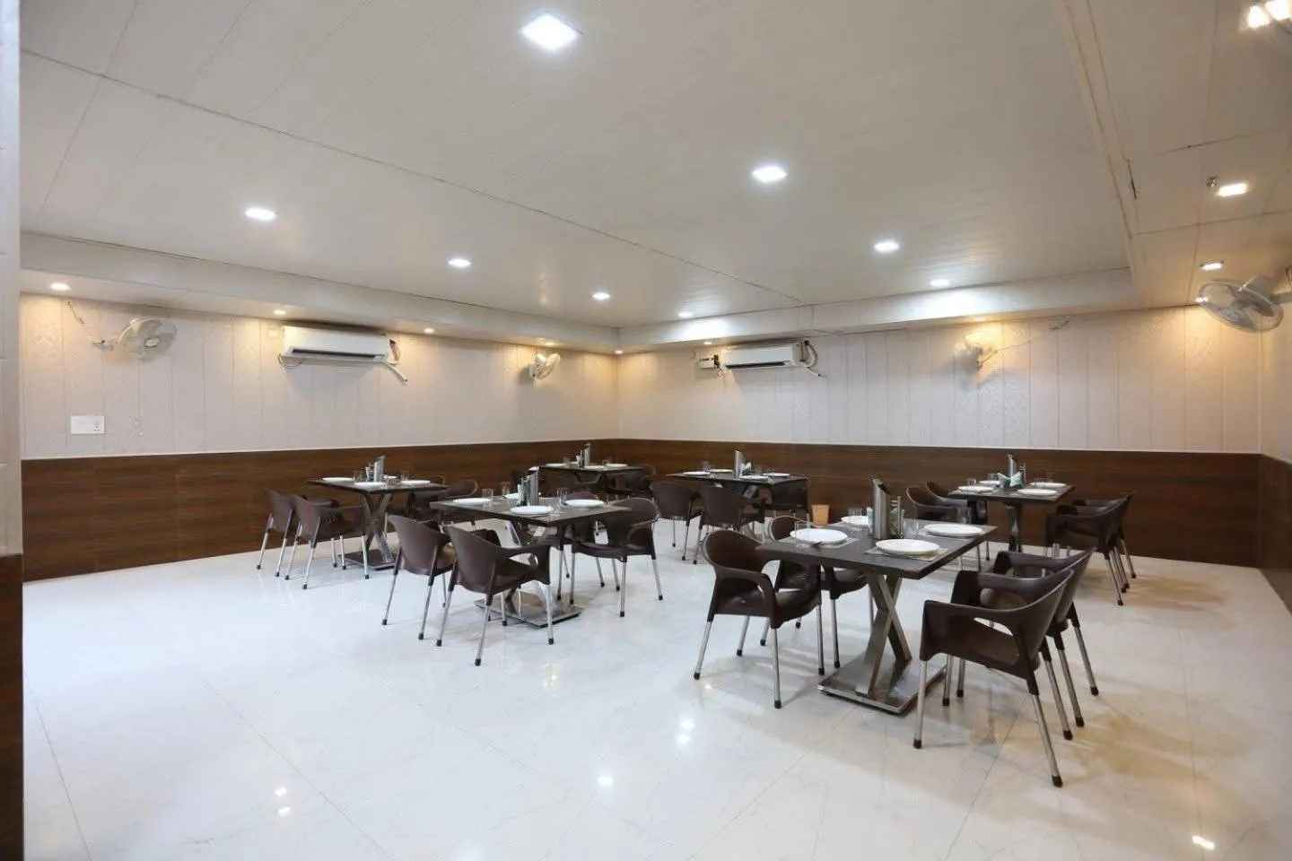 Dining area in Hotel Ganges Park