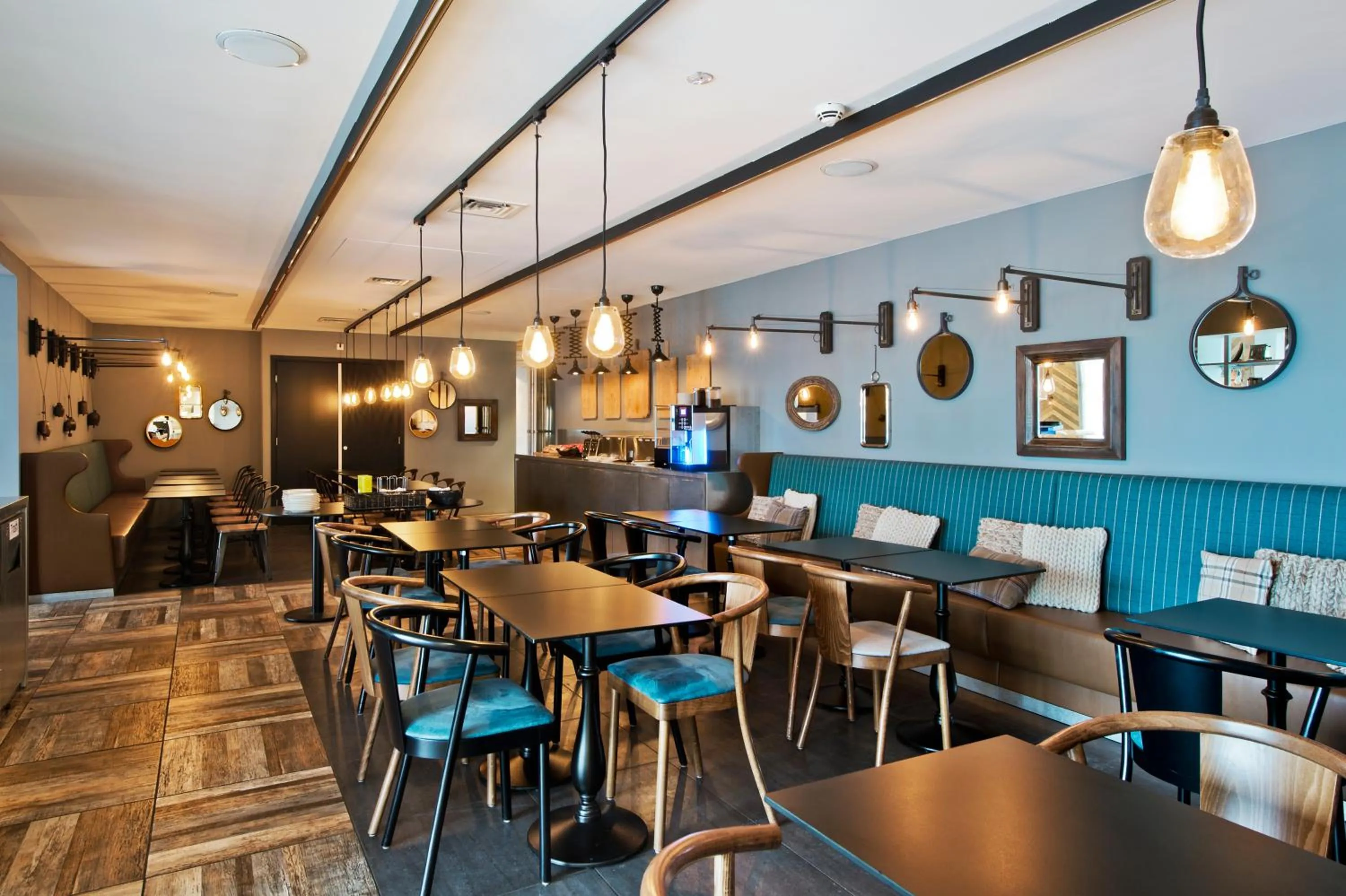 Restaurant/places to eat in Urban Lodge Hotel