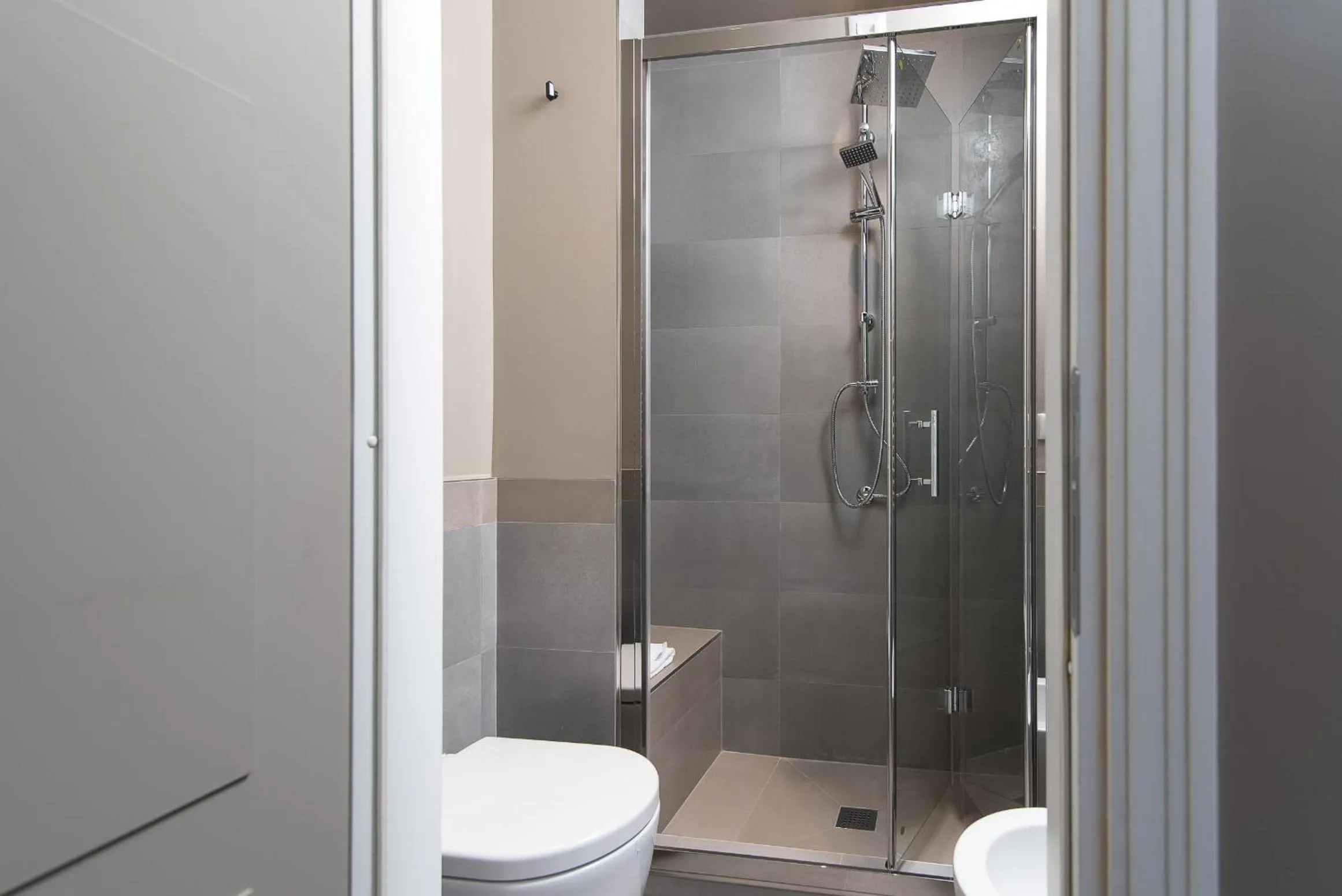 Shower in Ovidio Suite