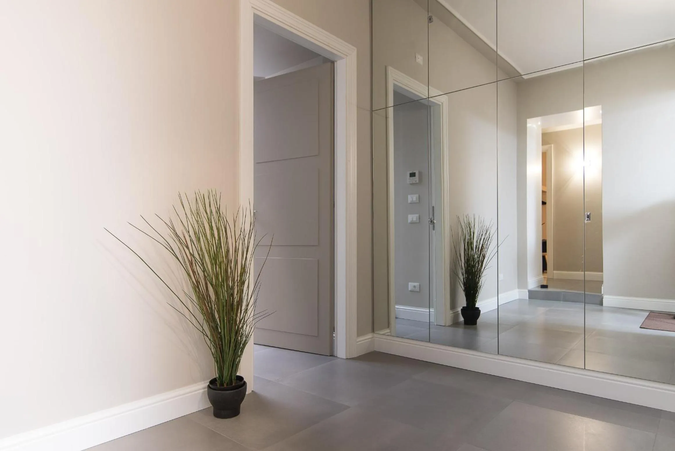 Decorative detail in Ovidio Suite