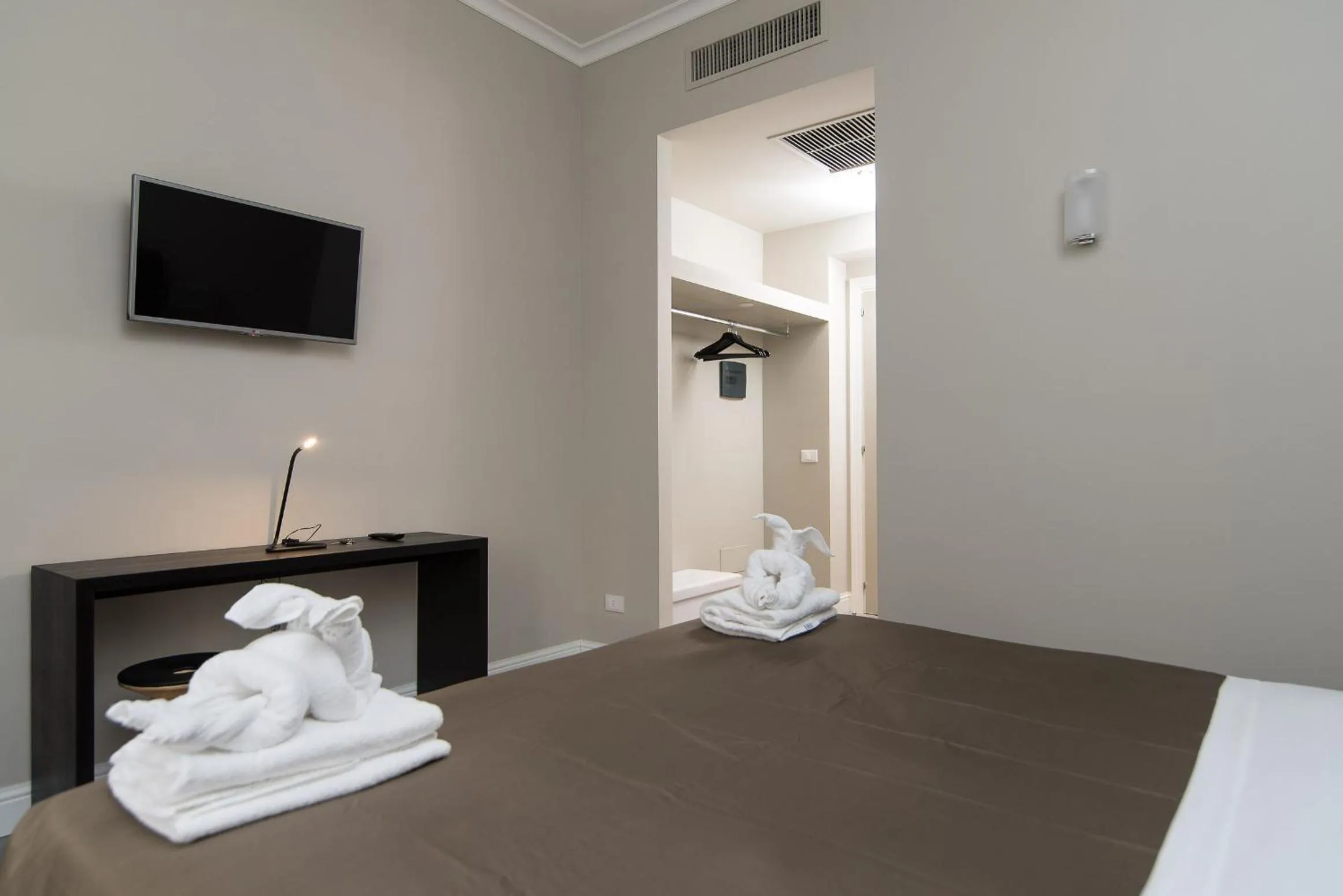 Photo of the whole room, Bed in Ovidio Suite