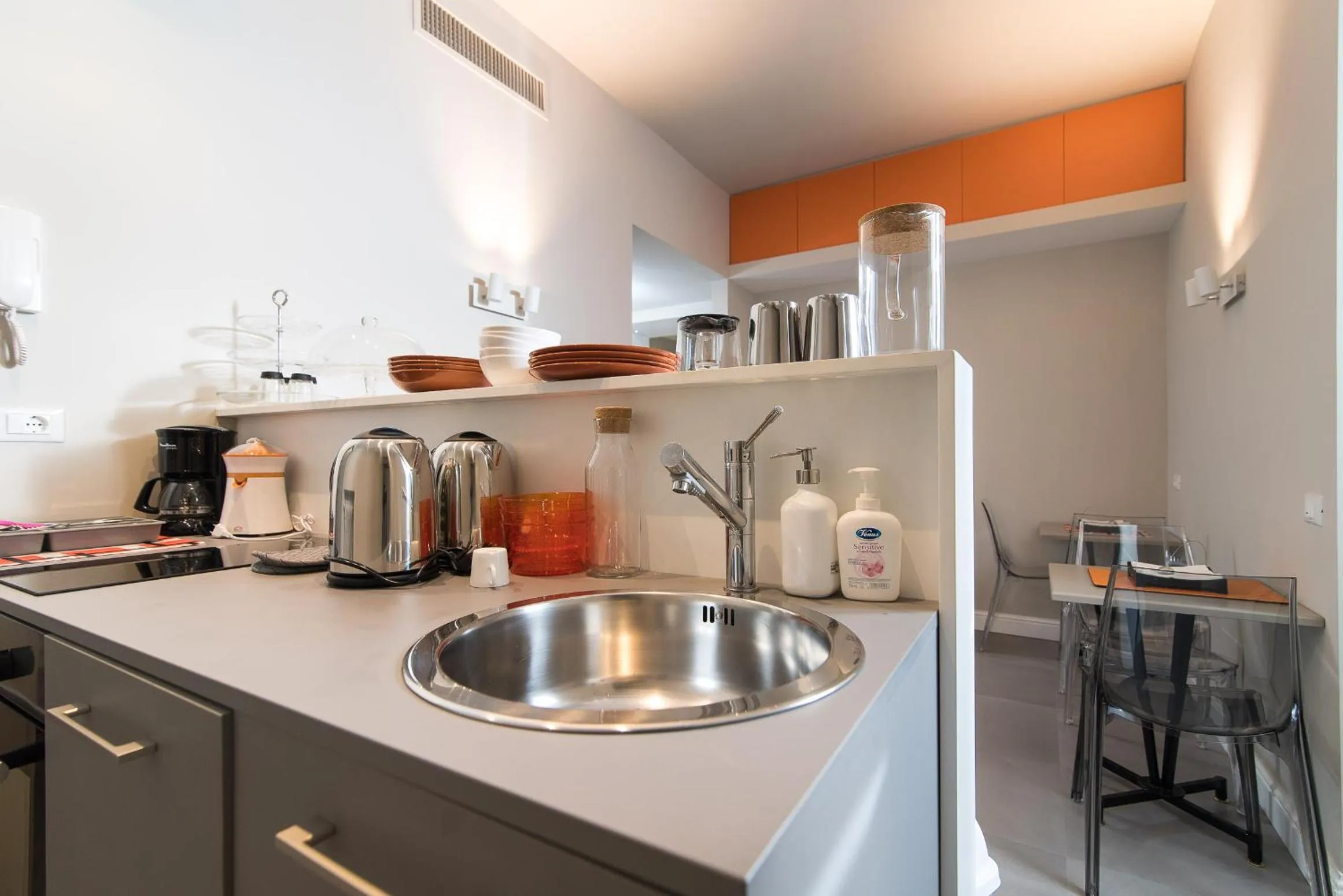 Kitchen or kitchenette in Ovidio Suite