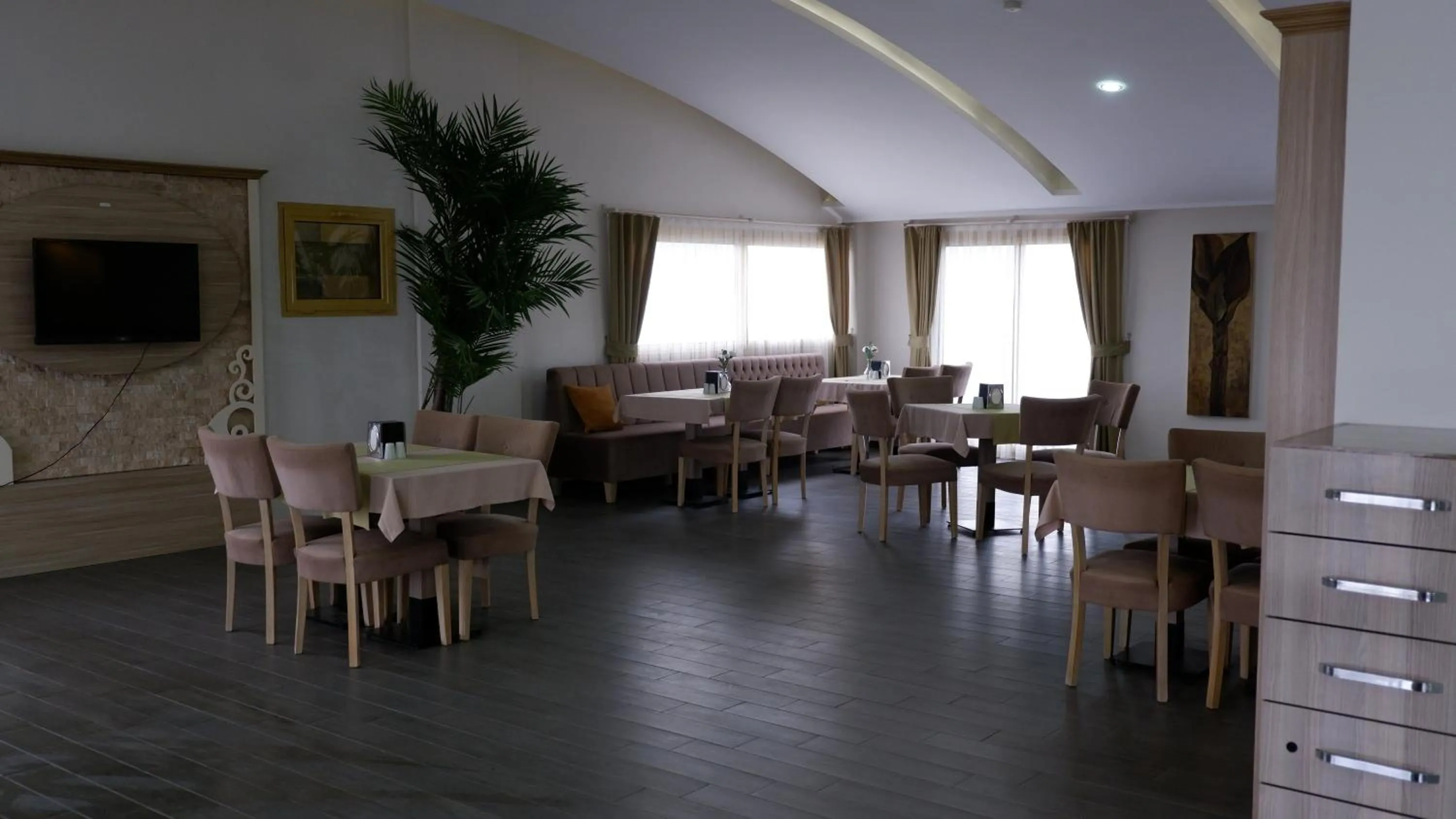 Restaurant/places to eat in Hotel La Bella