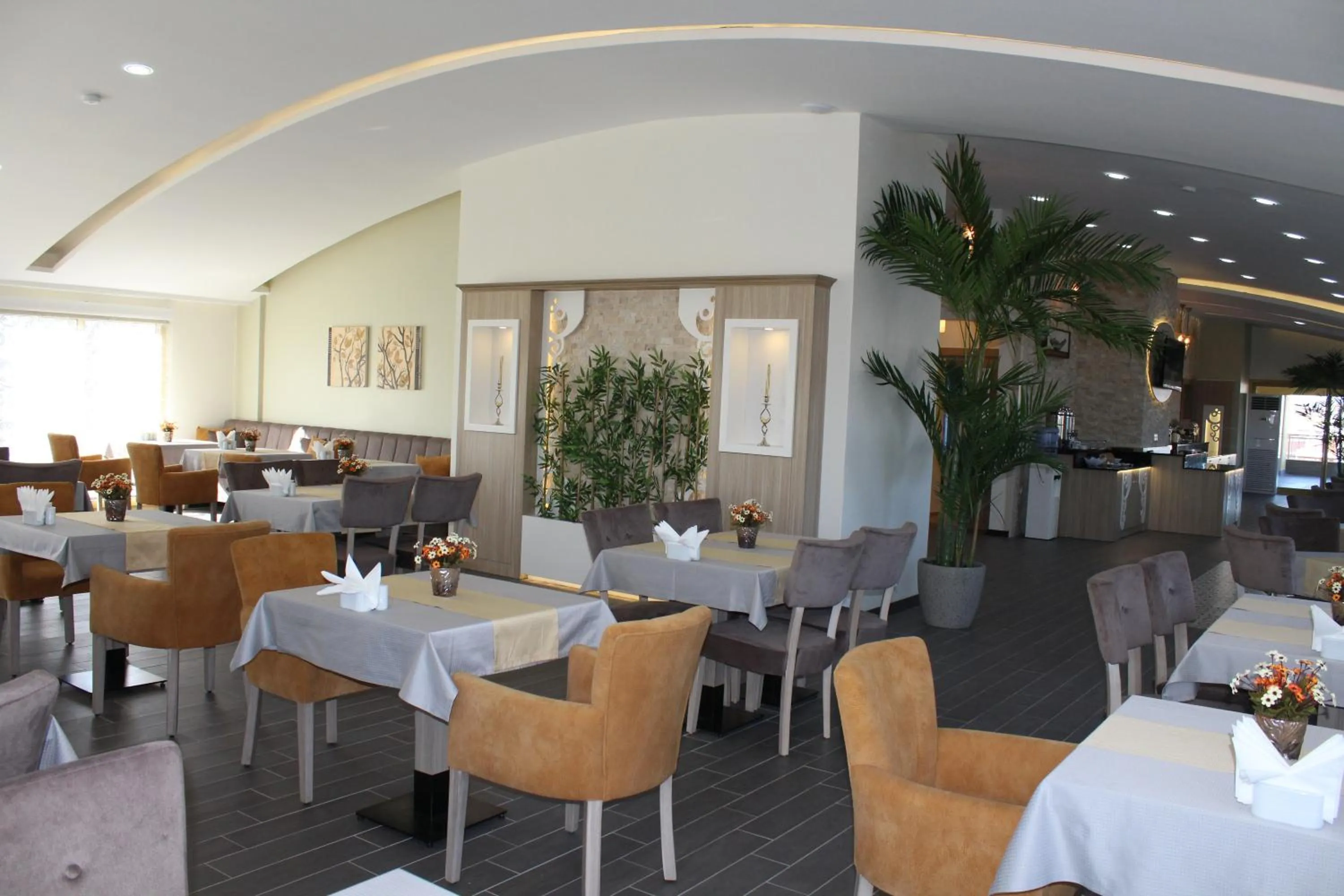 Restaurant/places to eat in Hotel La Bella