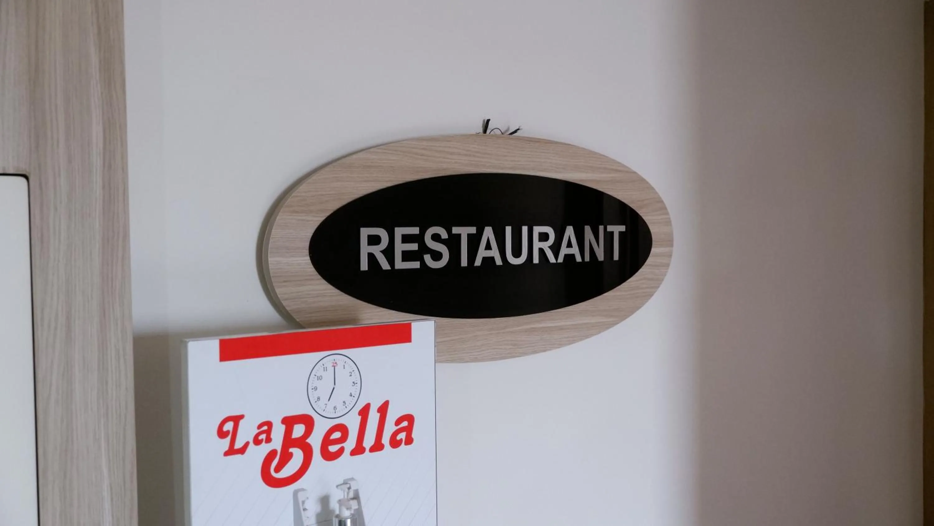 Restaurant/places to eat in Hotel La Bella