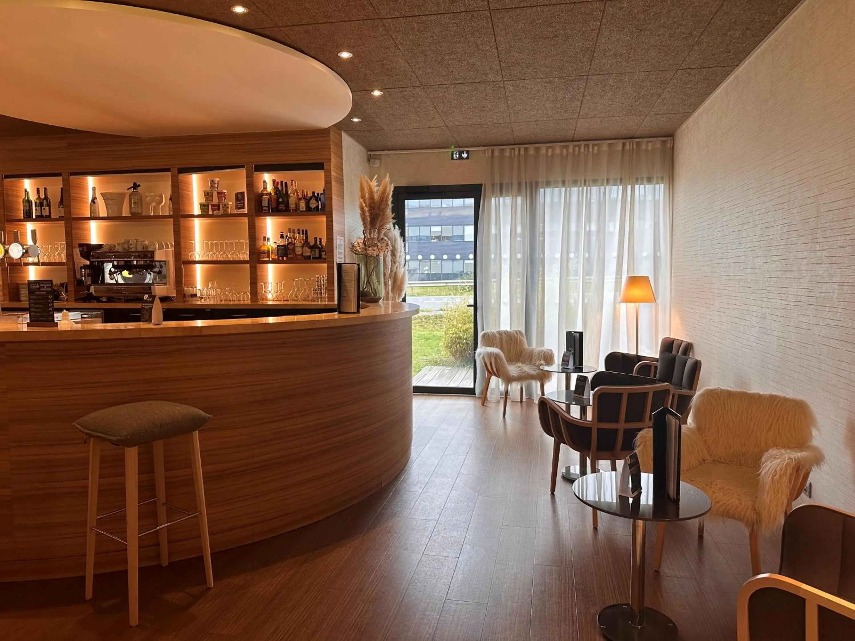 Lounge or bar in Brit Hotel & Spa Saint Brieuc Plérin