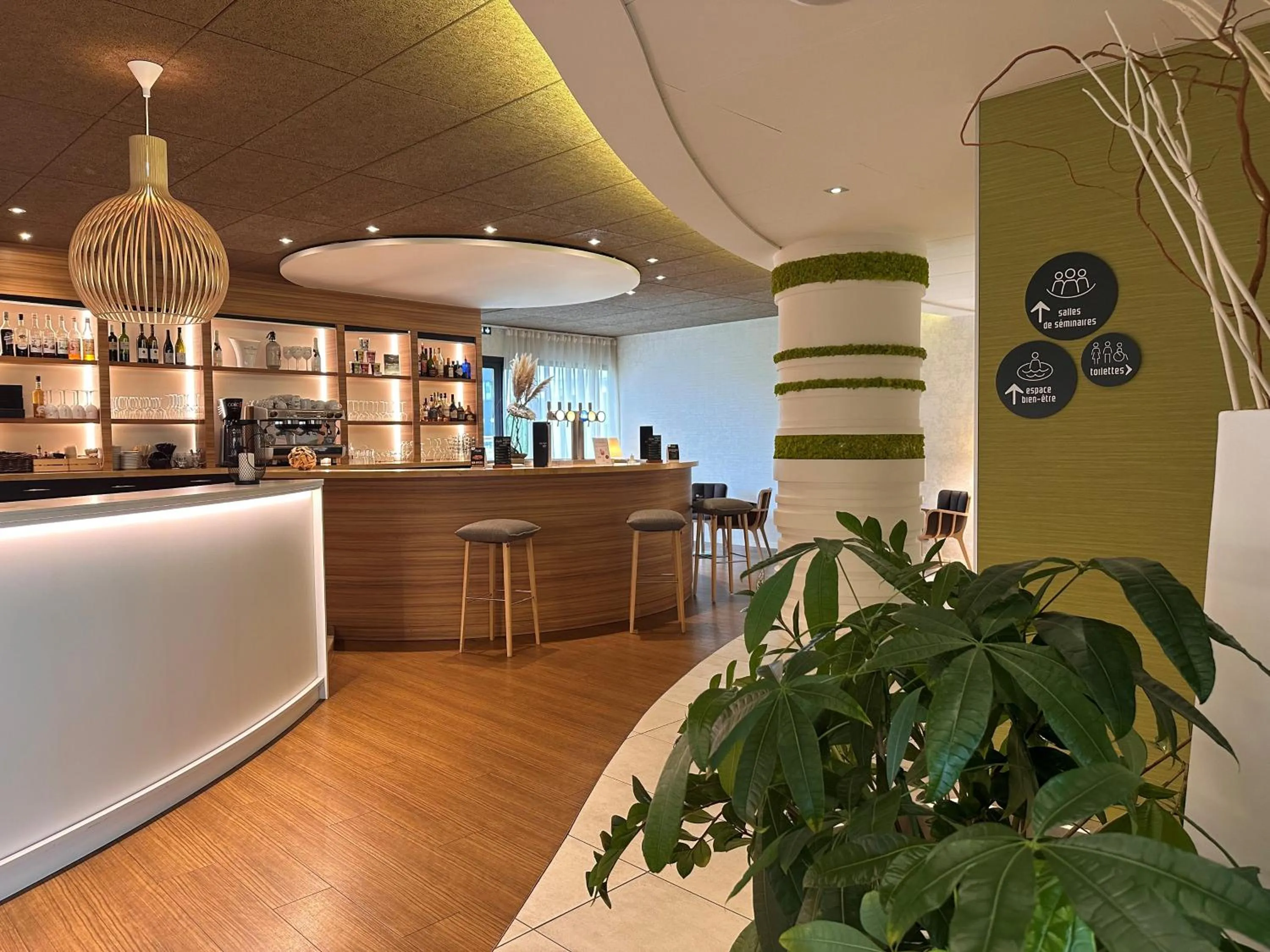 Lounge or bar in Brit Hotel & Spa Saint Brieuc Plérin