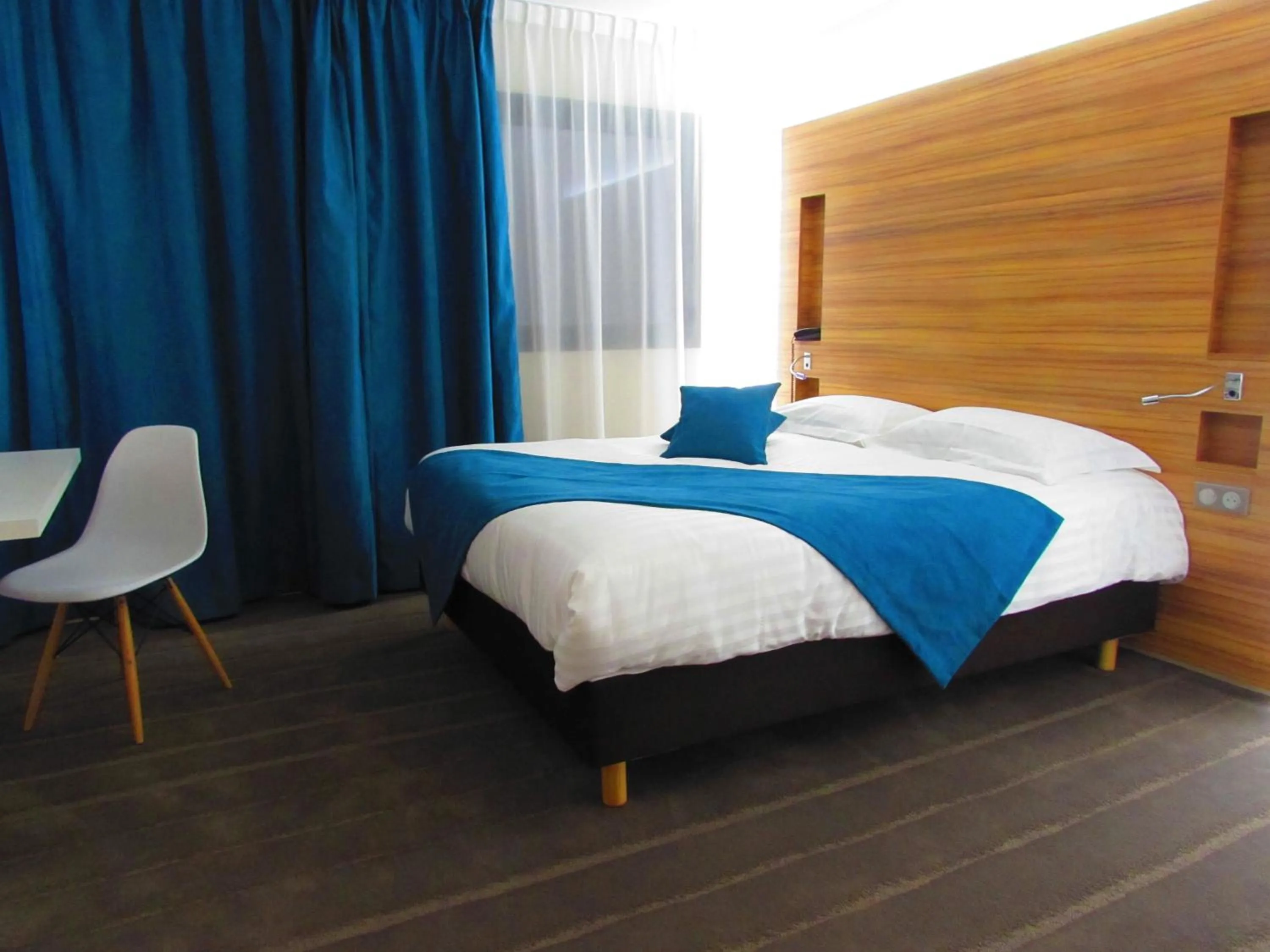 Bed in Brit Hotel & Spa Saint Brieuc Plérin