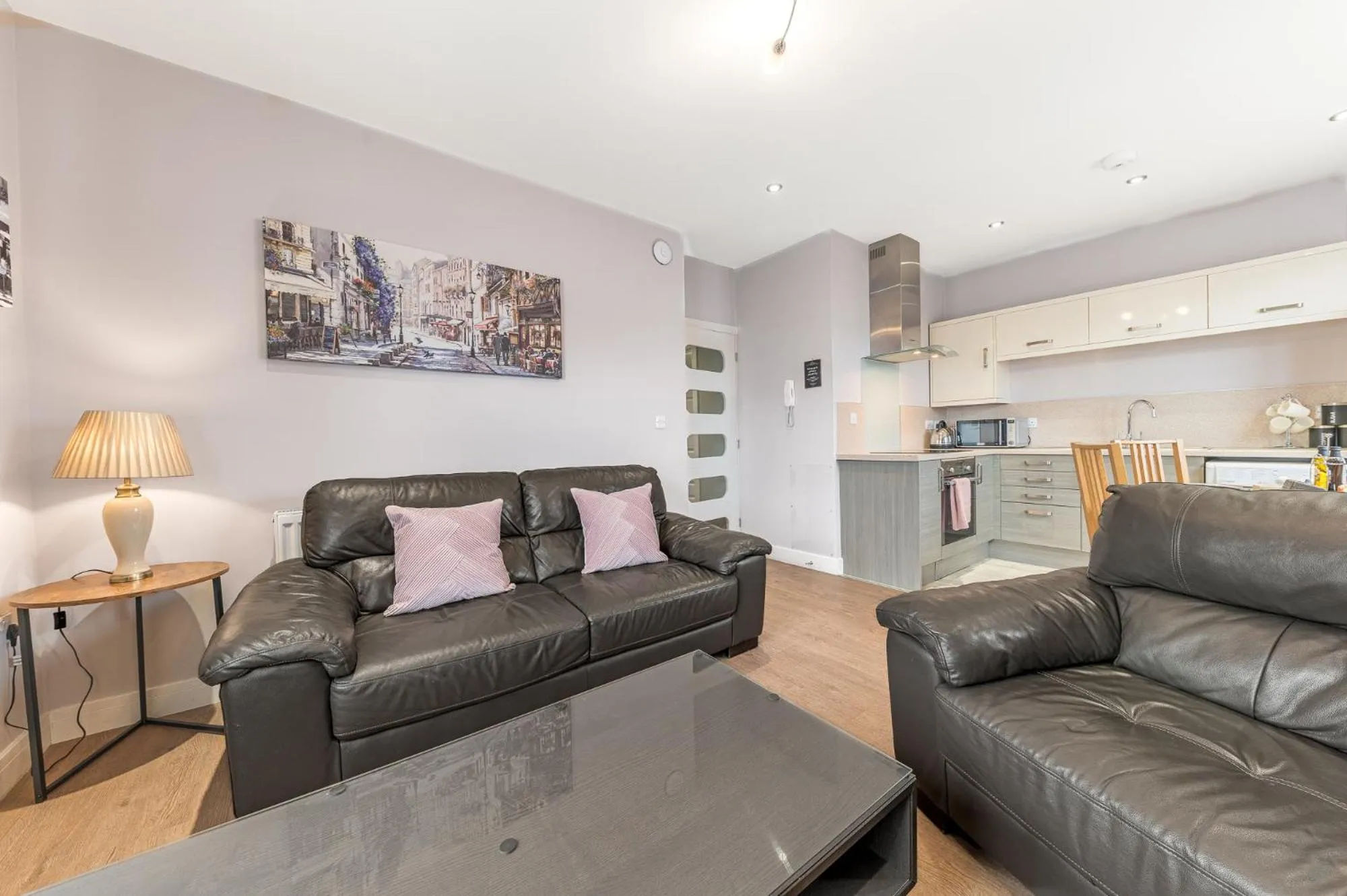 Kitchen or kitchenette in Abbey Apartments Modern ApartHotel for Tourists & Professionals