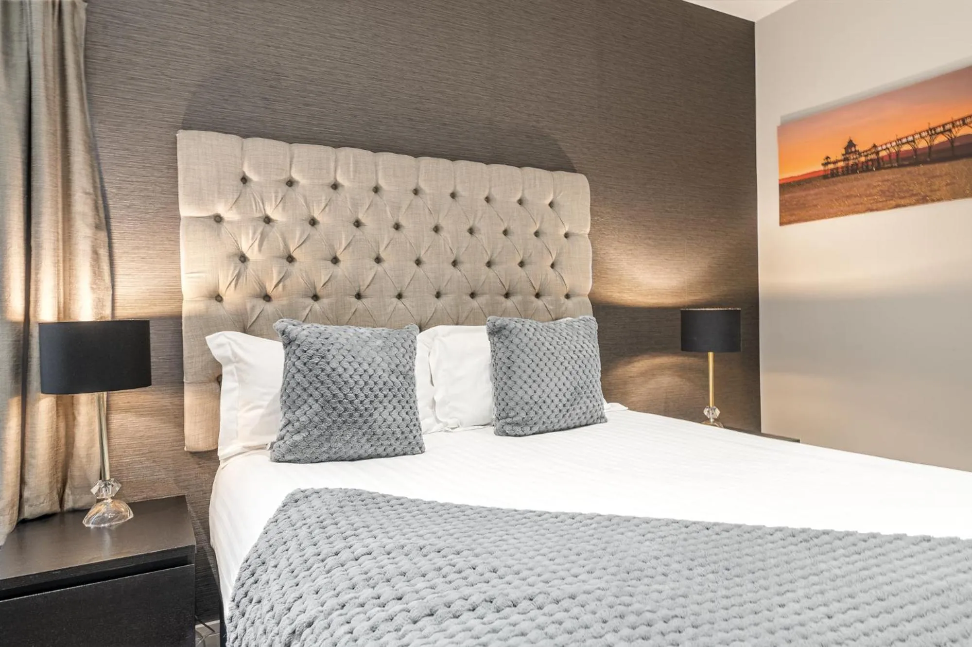 Bed in Abbey Apartments Modern ApartHotel for Tourists & Professionals