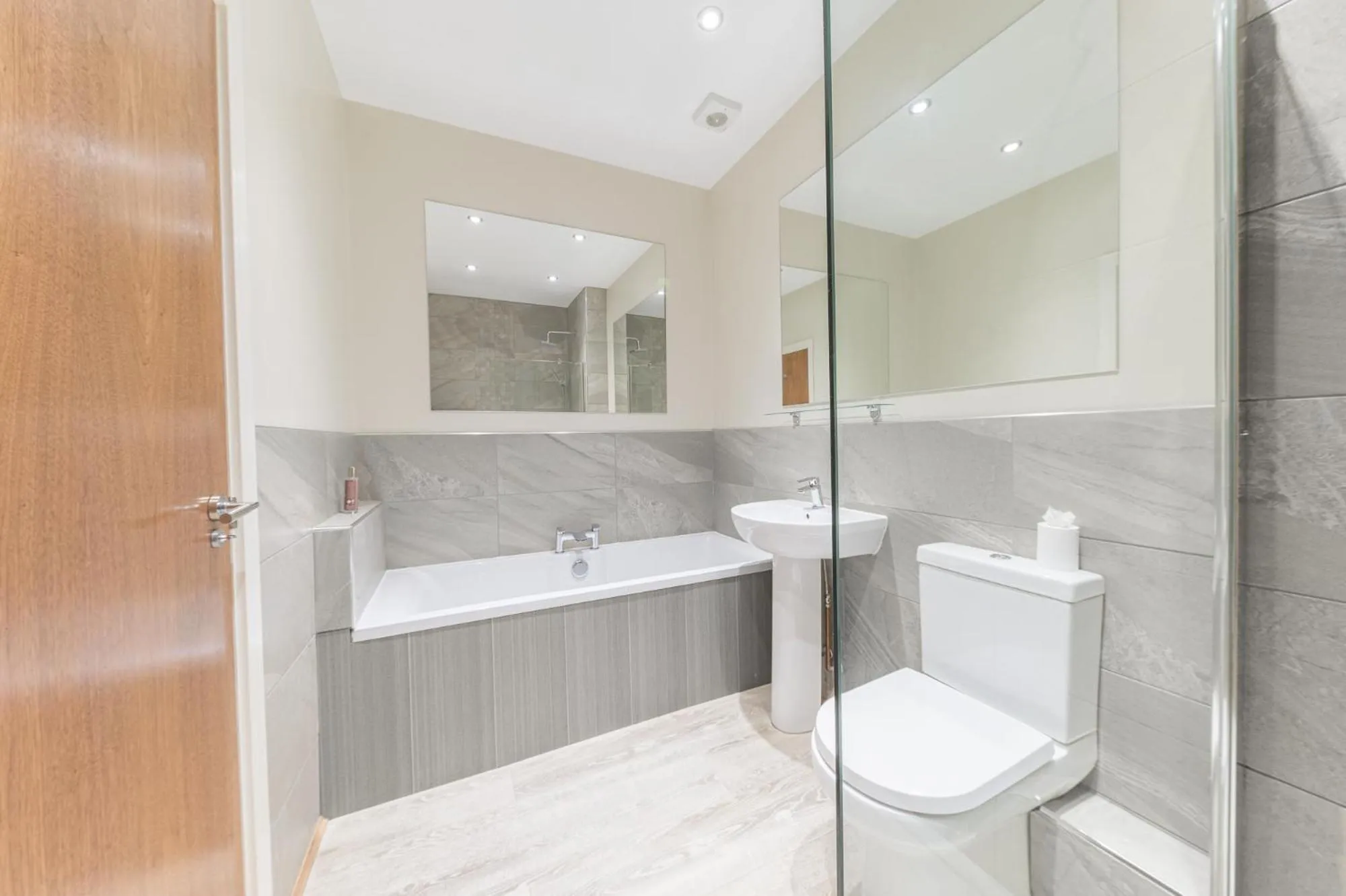 Shower in Abbey Apartments Modern ApartHotel for Tourists & Professionals