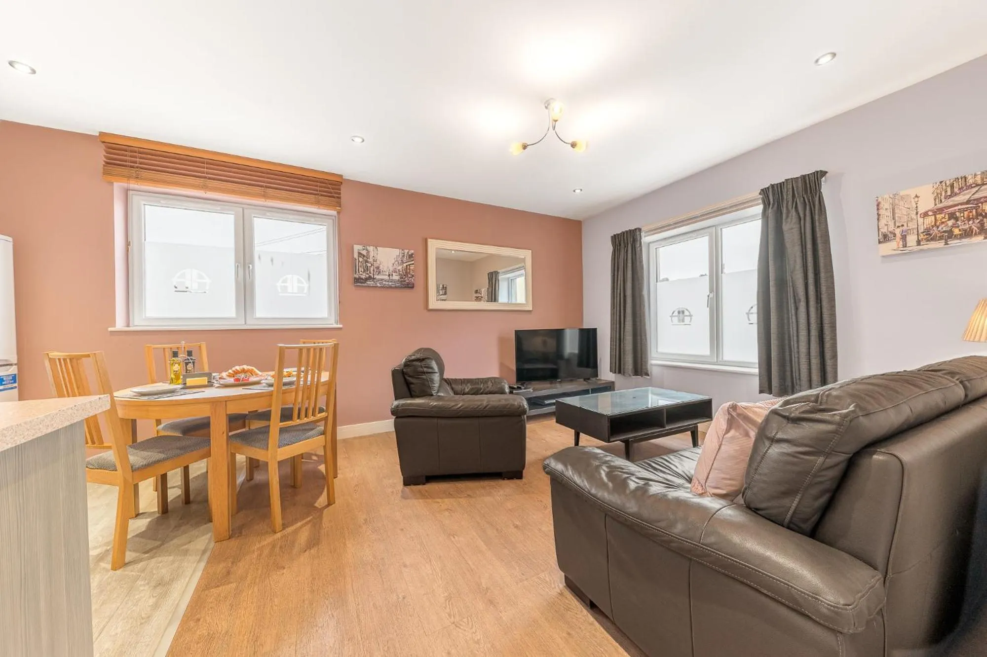 TV and multimedia in Abbey Apartments Modern ApartHotel for Tourists & Professionals