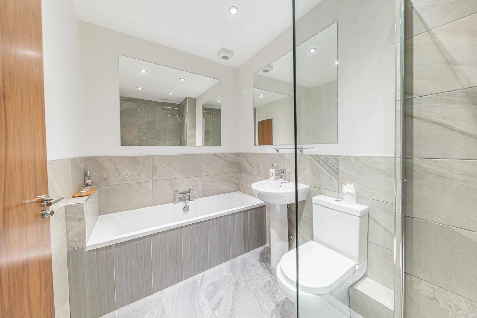 Bathroom in Abbey Apartments Modern ApartHotel for Tourists & Professionals