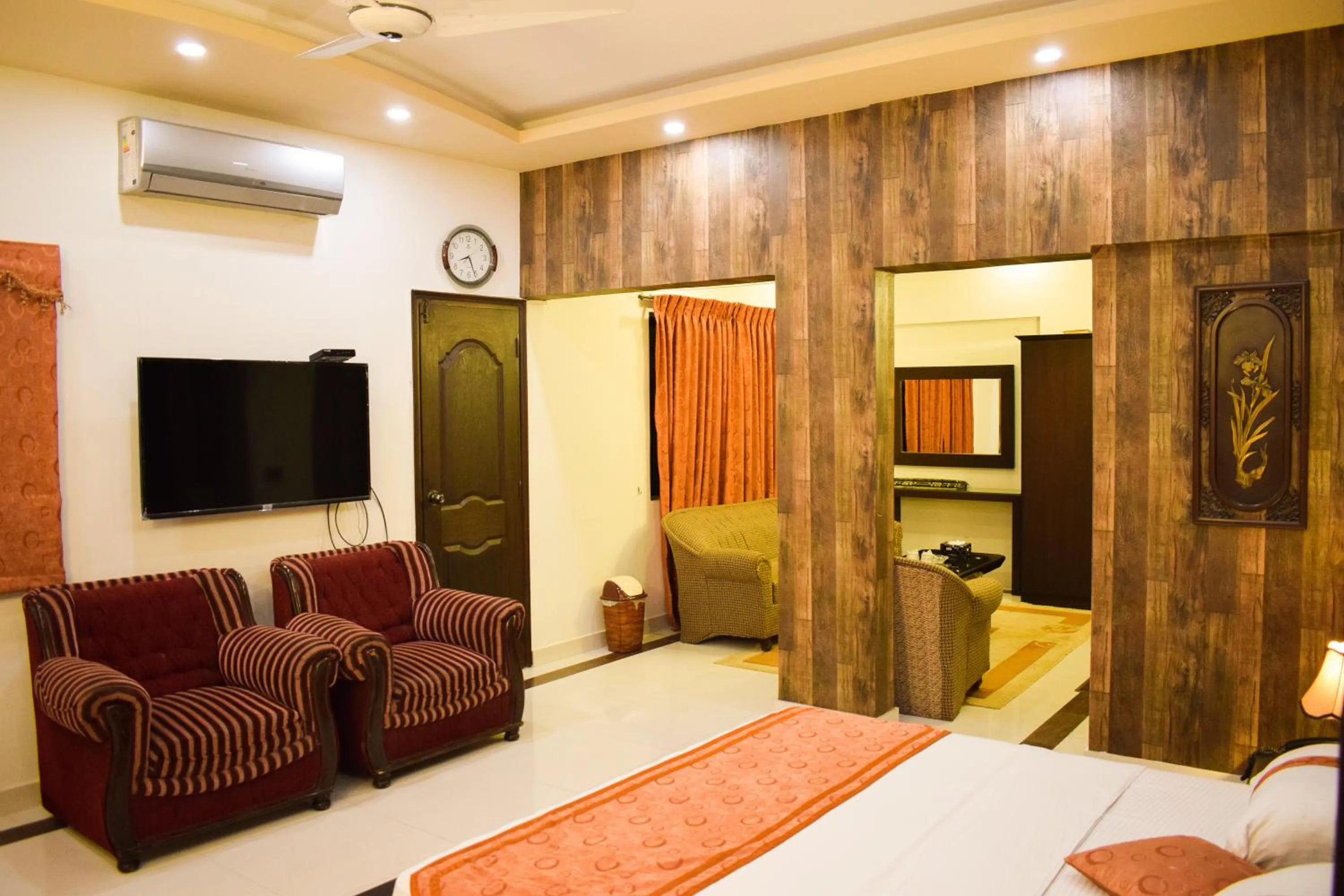 TV and multimedia, Bed in Royal Inn Hotel